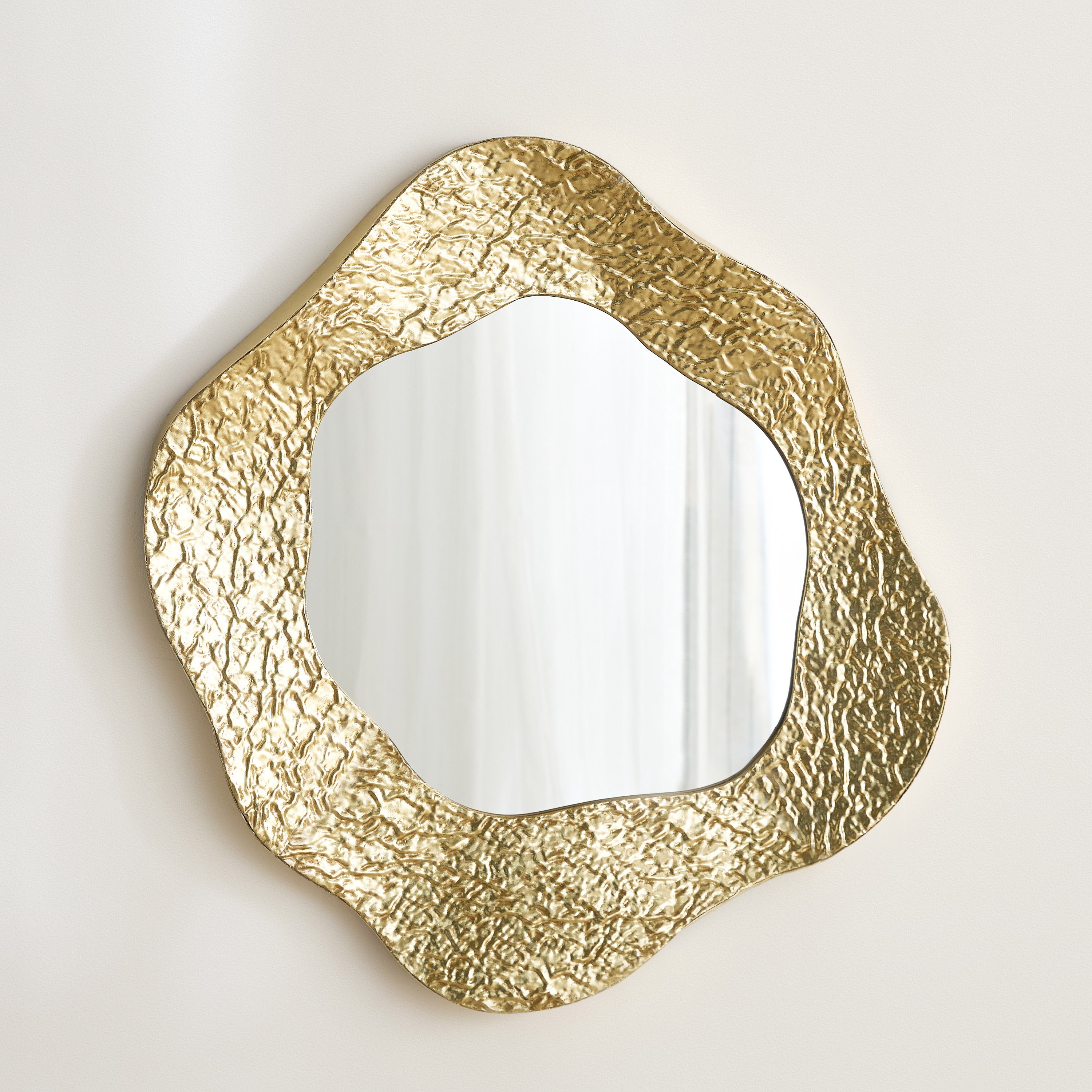 مرآة حائط فاخرة من المعدن شديد التحمل بتصميم بارز الملمس من ديلب - 83.2x76.2x5.7 سم-hbxhomeware-hbxdecorandfurnishings-image-2