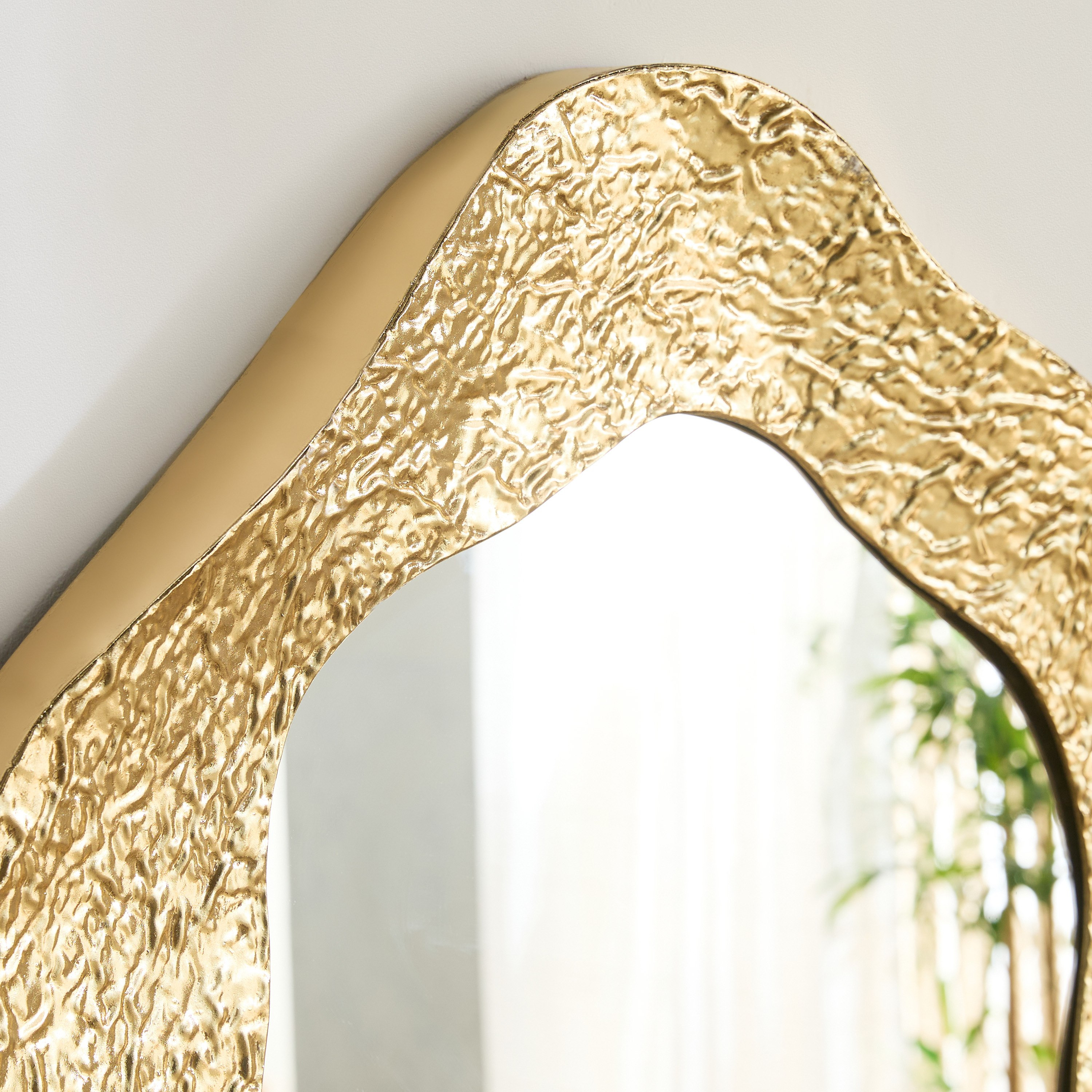 مرآة حائط فاخرة من المعدن شديد التحمل بتصميم بارز الملمس من ديلب - 83.2x76.2x5.7 سم-hbxhomeware-hbxdecorandfurnishings-image-3