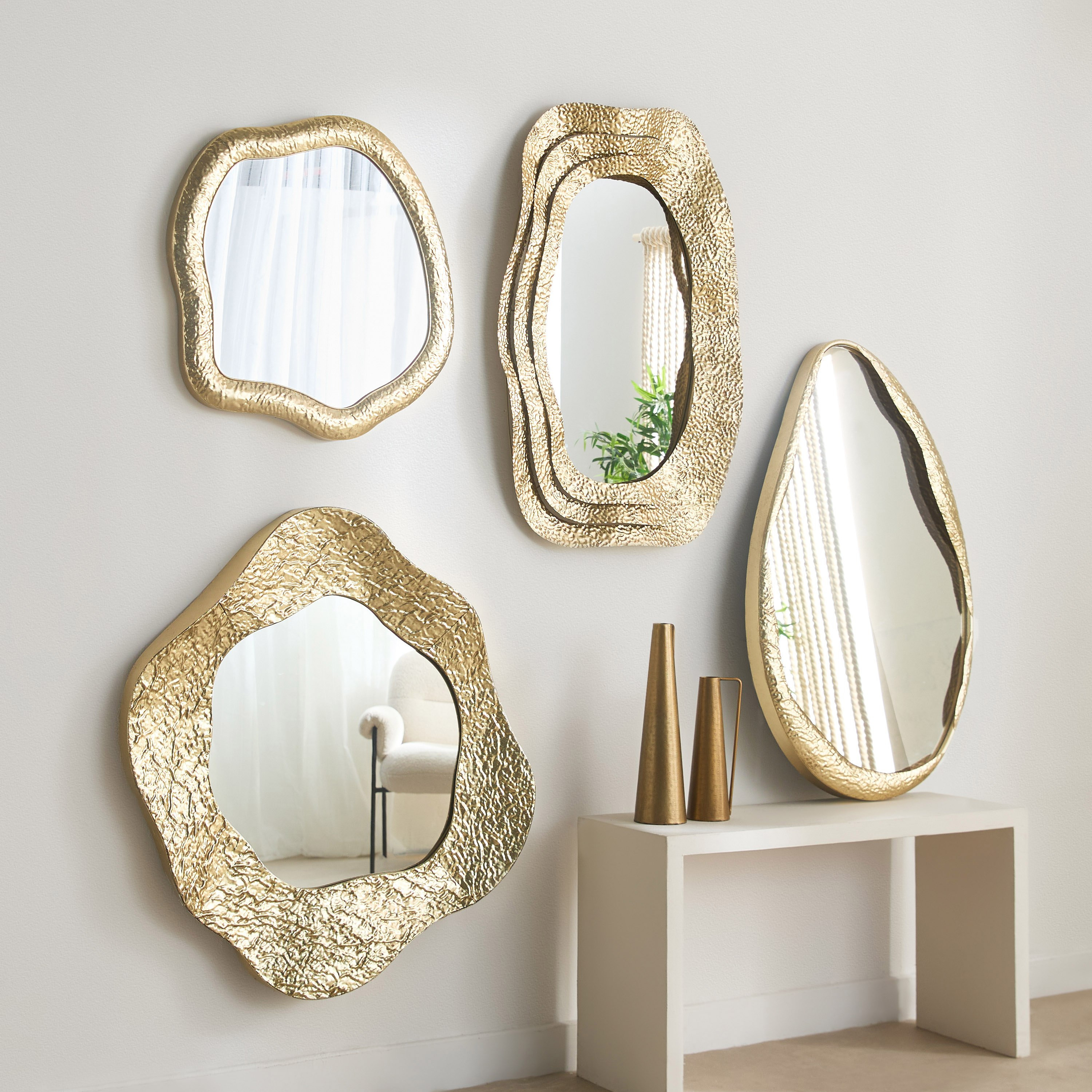 مرآة حائط فاخرة من المعدن شديد التحمل بتصميم بارز الملمس من ديلب - 83.2x76.2x5.7 سم-hbxhomeware-hbxdecorandfurnishings-image-4