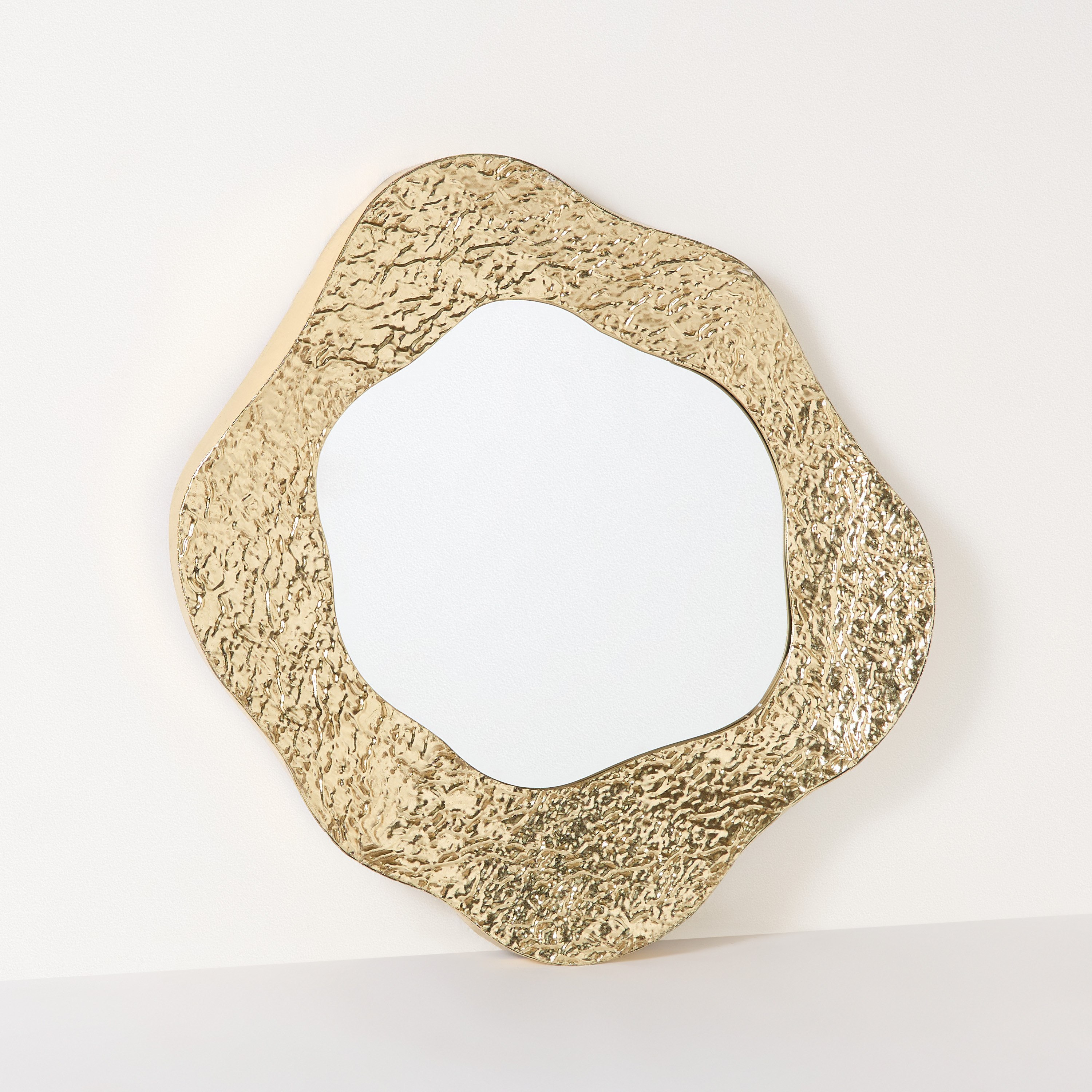 مرآة حائط فاخرة من المعدن شديد التحمل بتصميم بارز الملمس من ديلب - 83.2x76.2x5.7 سم-hbxhomeware-hbxdecorandfurnishings-image-5