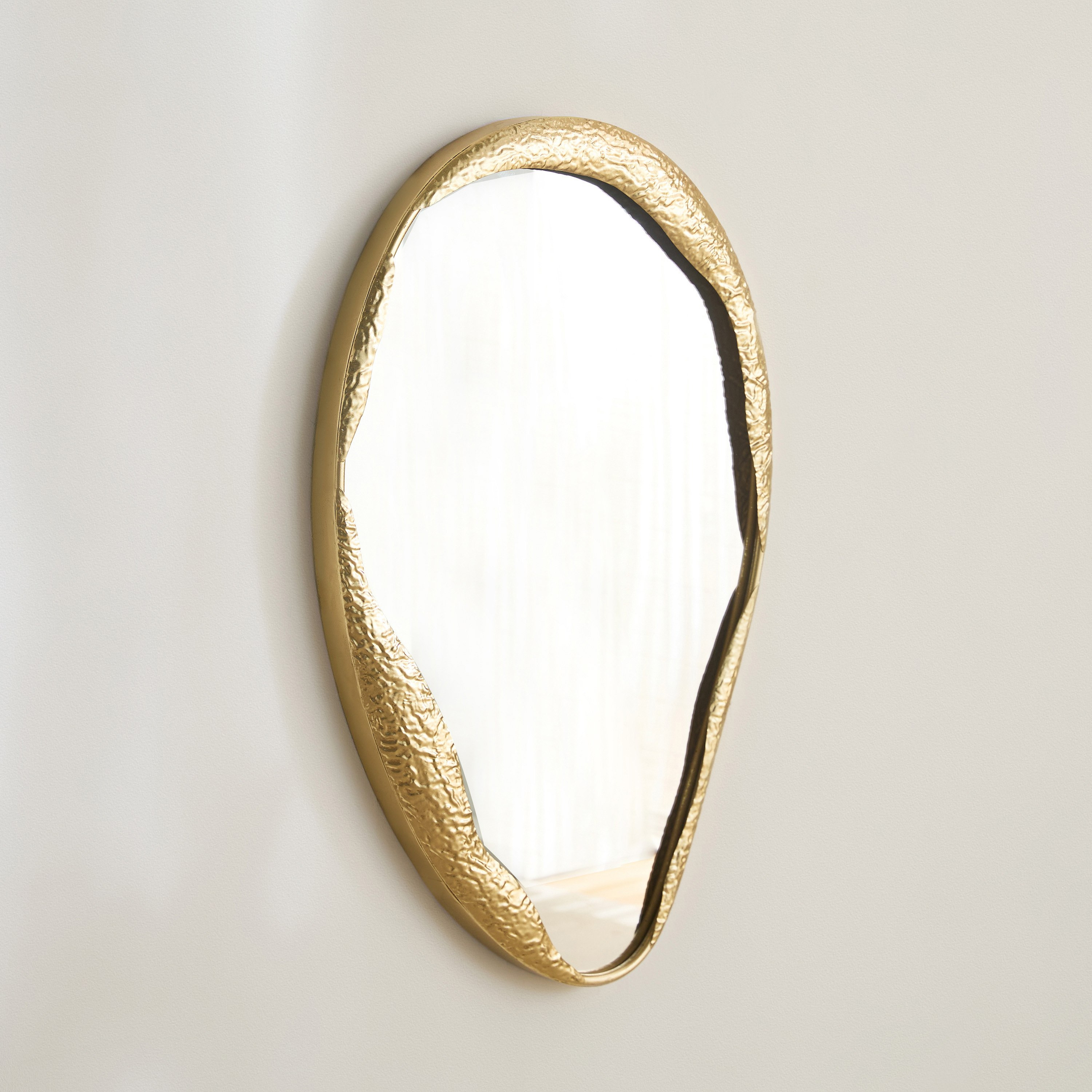 مرآة حائط فاخرة من المعدن شديد التحمل بتصميم بيضاوي من ديلب - 61.6x96.5x5.7 سم-hbxhomeware-hbxdecorandfurnishings-image-1