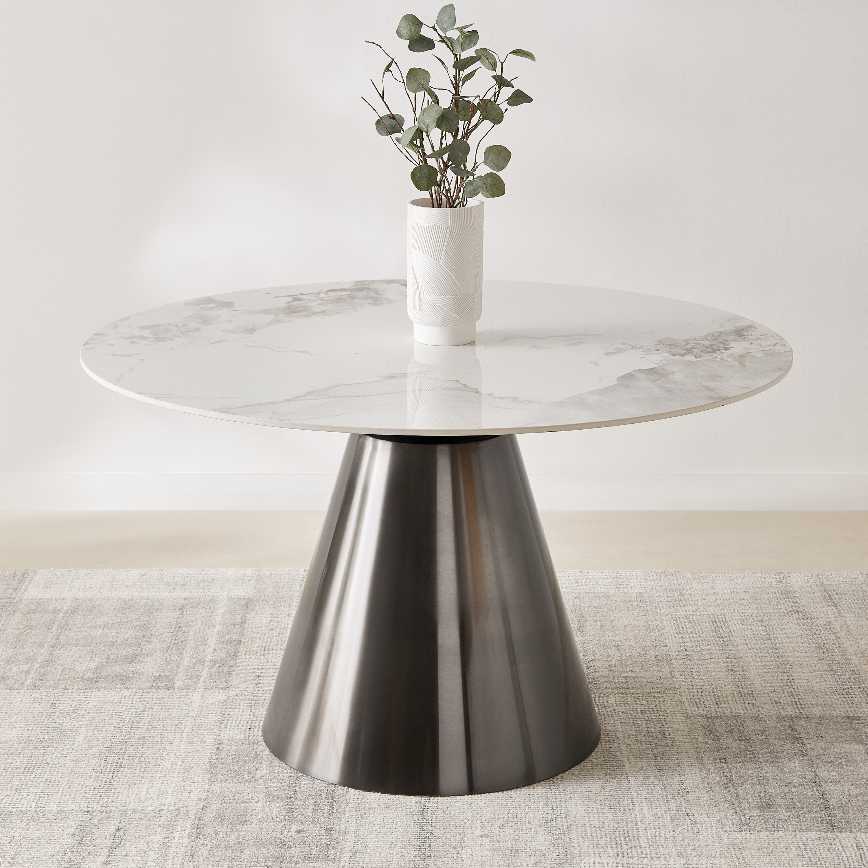 طاولة سفرة بسطح من الحجر المبلّد مستديرة بـ6 مقاعد من جريس-hbxdiningroom-diningtablesandsets-diningtables-sixseater-image-2