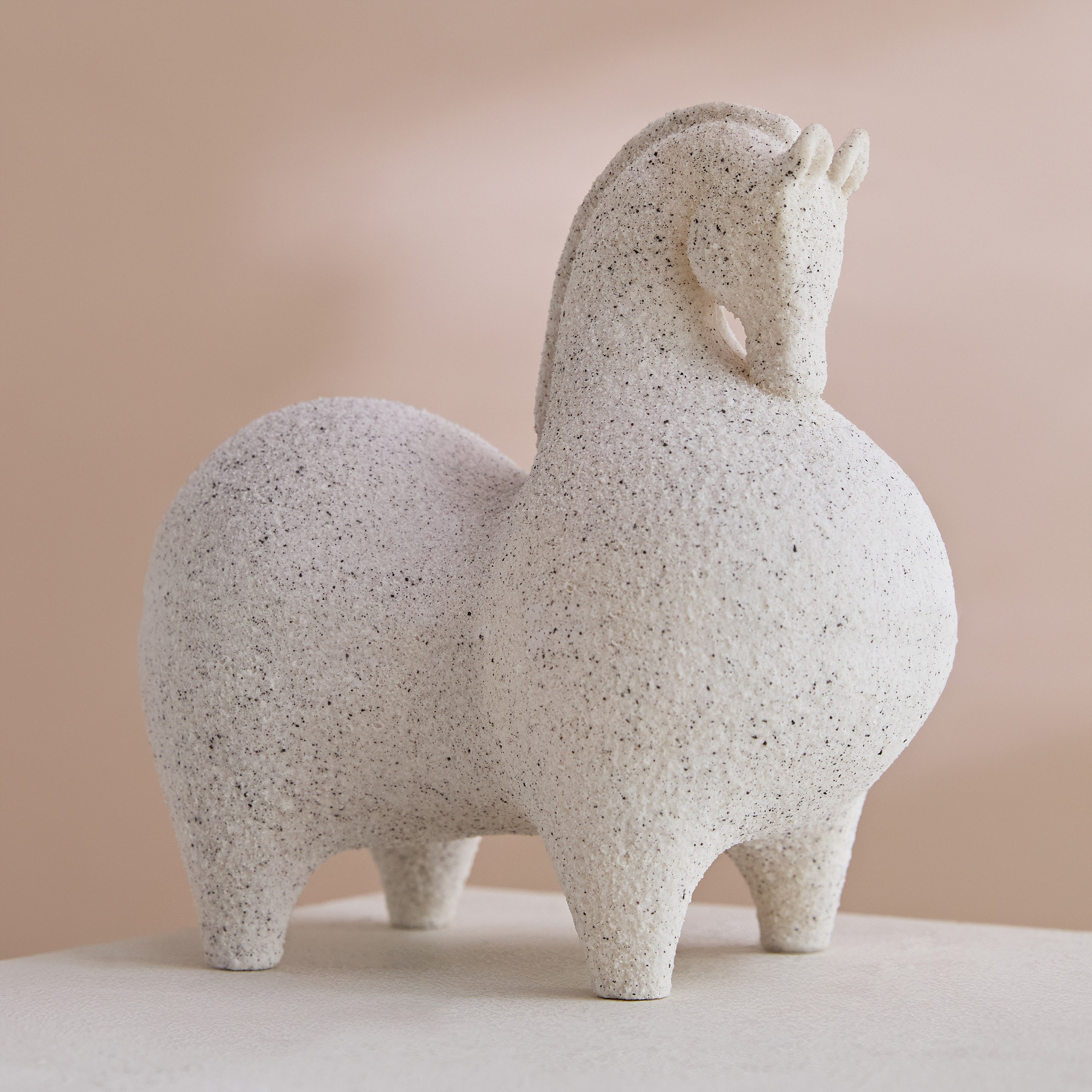 قطعة ديكور بوليريسين بتصميم حصان روماني وتشطيب رملي من فيردانت - 19.5x11x18.4 سم-hbxhomeware-homedecor-figurinesandornaments-image-1