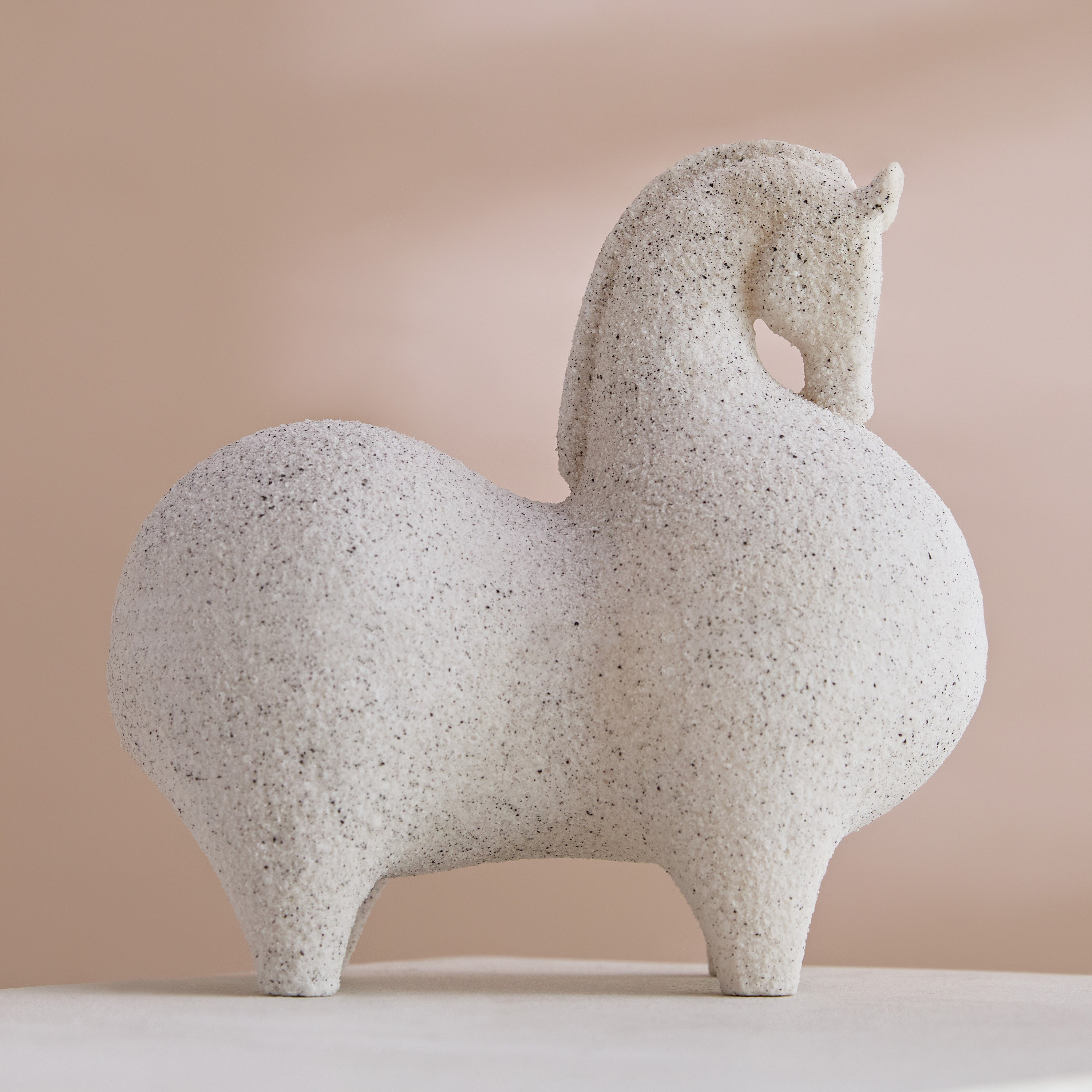 قطعة ديكور بوليريسين بتصميم حصان روماني وتشطيب رملي من فيردانت - 19.5x11x18.4 سم-hbxhomeware-homedecor-figurinesandornaments-image-2