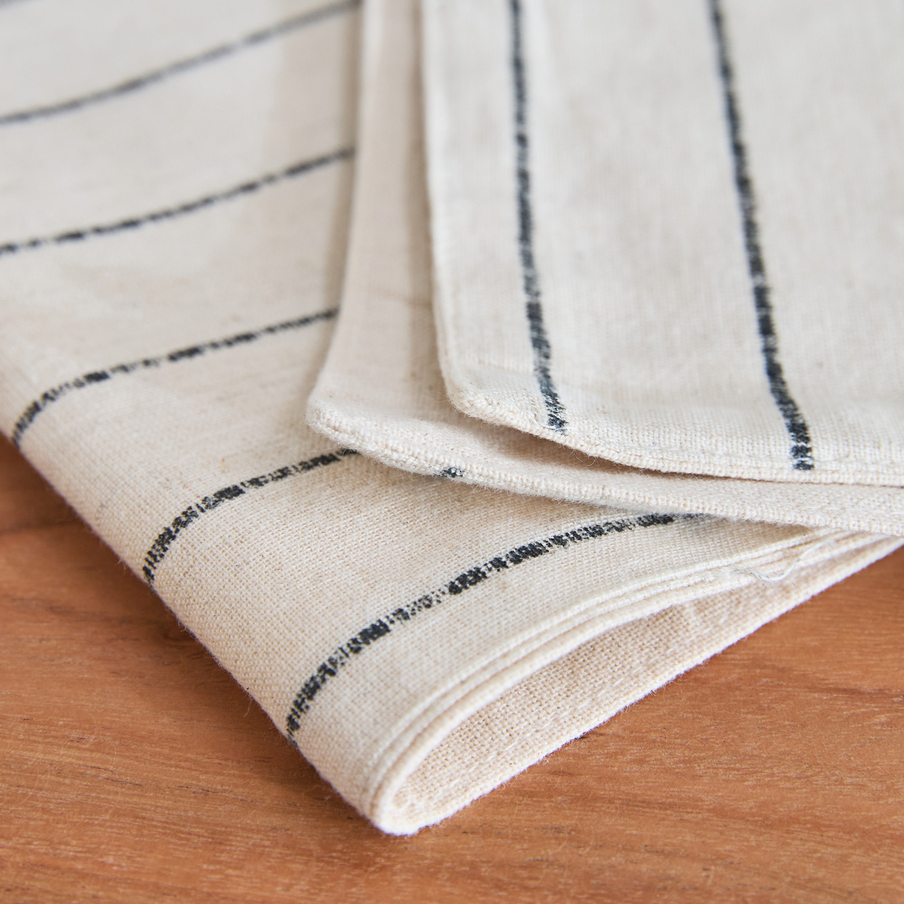 مفرش طاولة مخطط من نوار- 33×120 سم-hbxdecorandfurnishings-homefurnishings-tablelinens-image-4