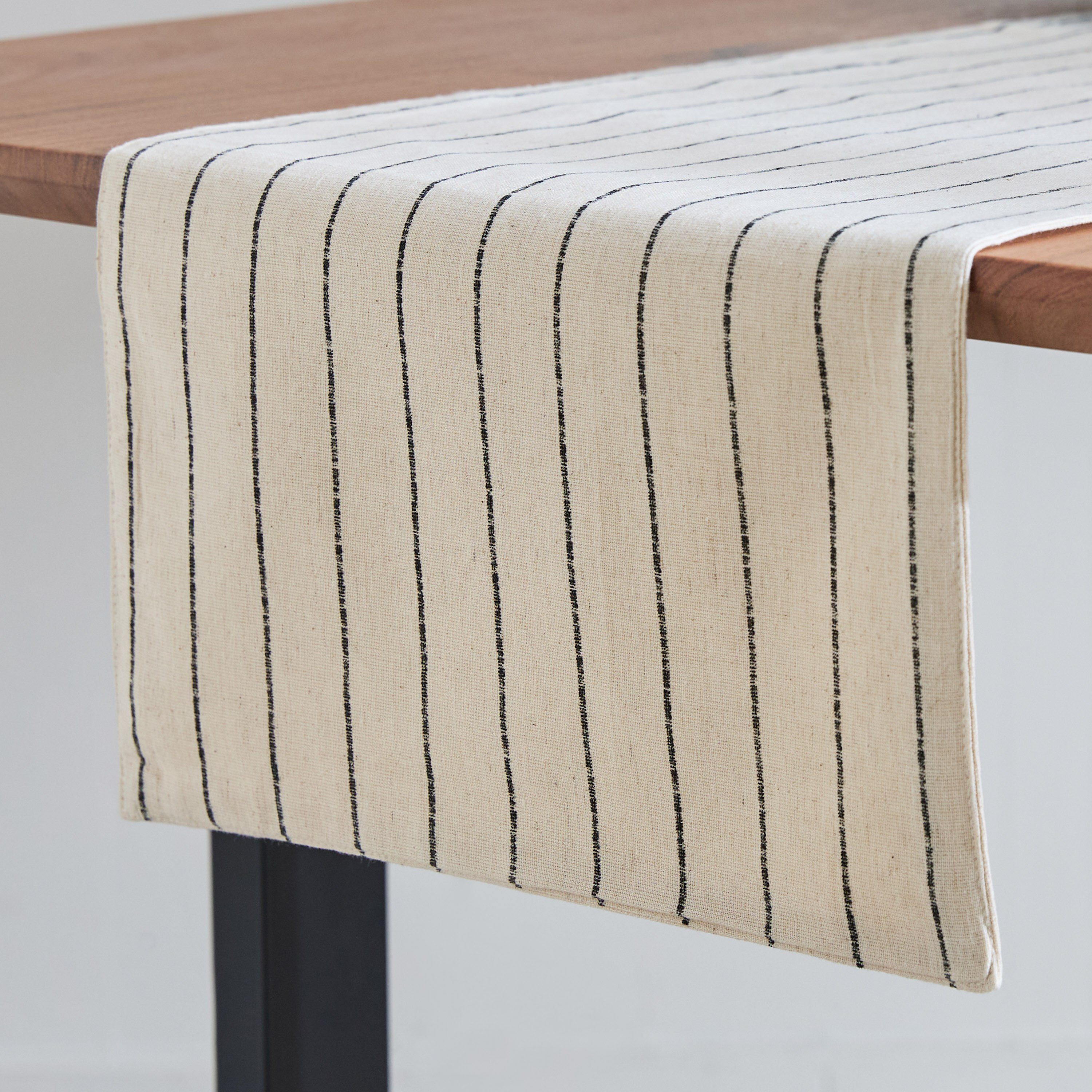 مفرش طاولة مخطط من نوار - 33x180×120 سم-hbxdecorandfurnishings-homefurnishings-tablelinens-image-3