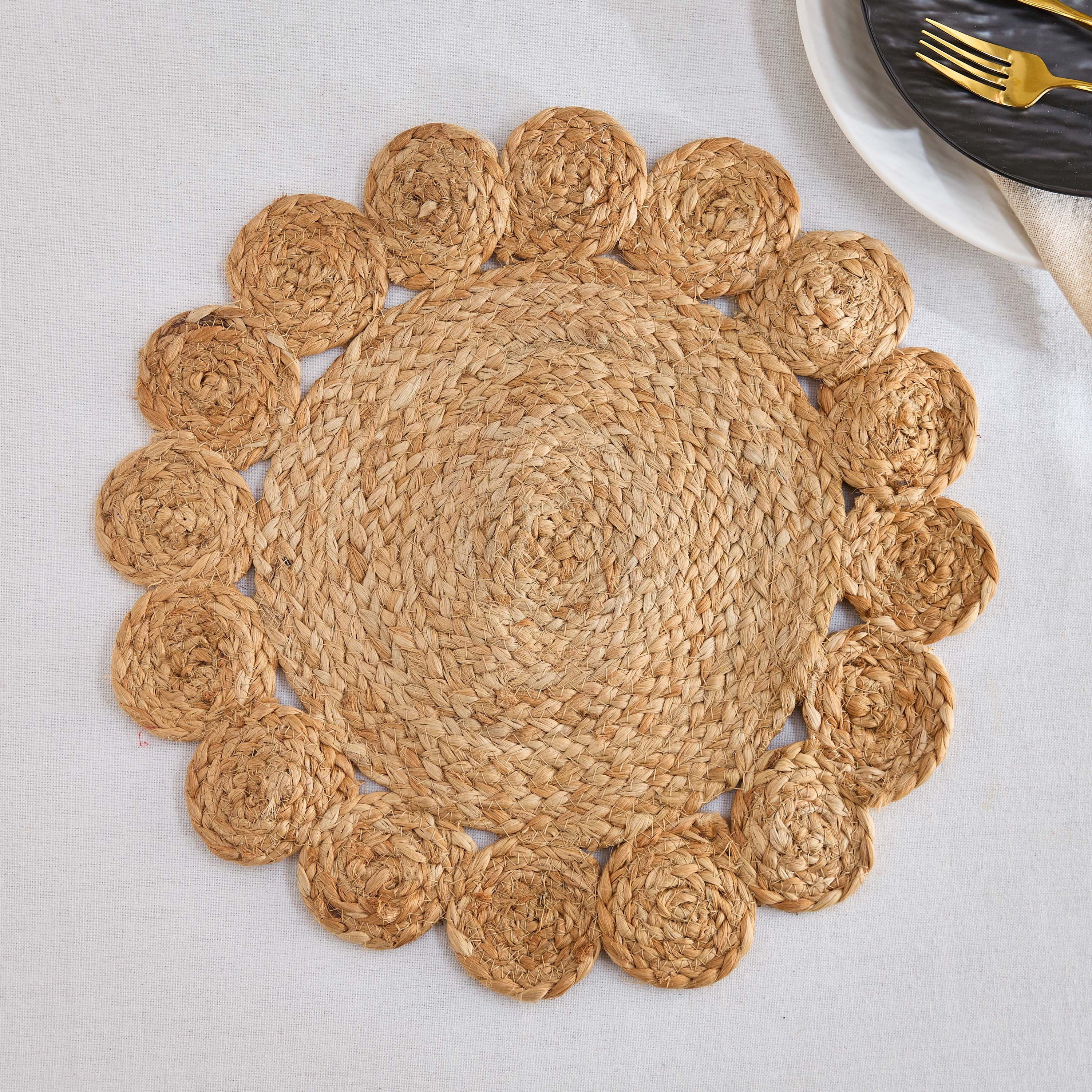 مفرش طاولة دائري بتصميم صدفي من الجوت المحبب - 38 سم-hbxdecorandfurnishings-homefurnishings-tablelinens-image-1