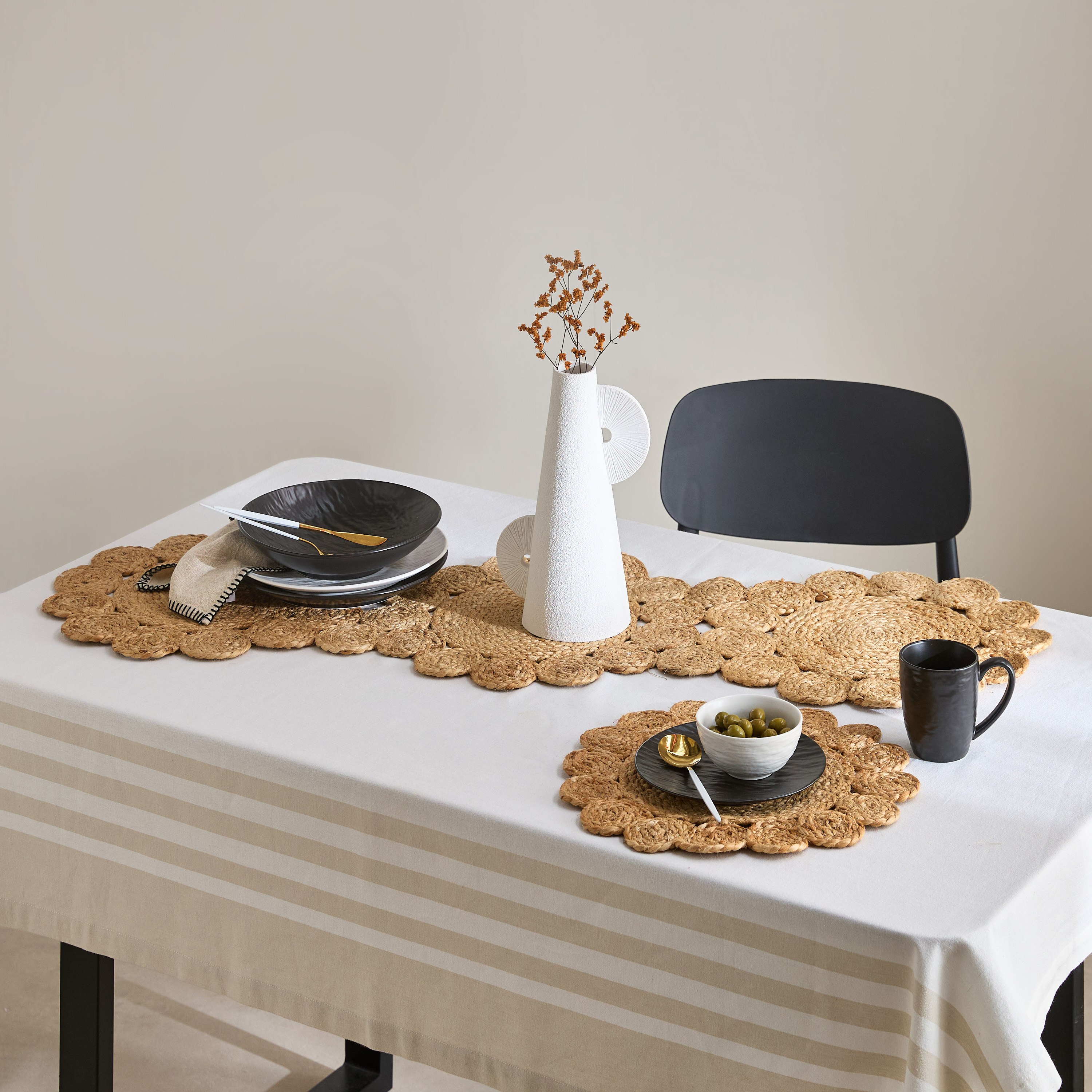 مفرش طاولة دائري بتصميم صدفي من الجوت المحبب - 38 سم-hbxdecorandfurnishings-homefurnishings-tablelinens-image-4