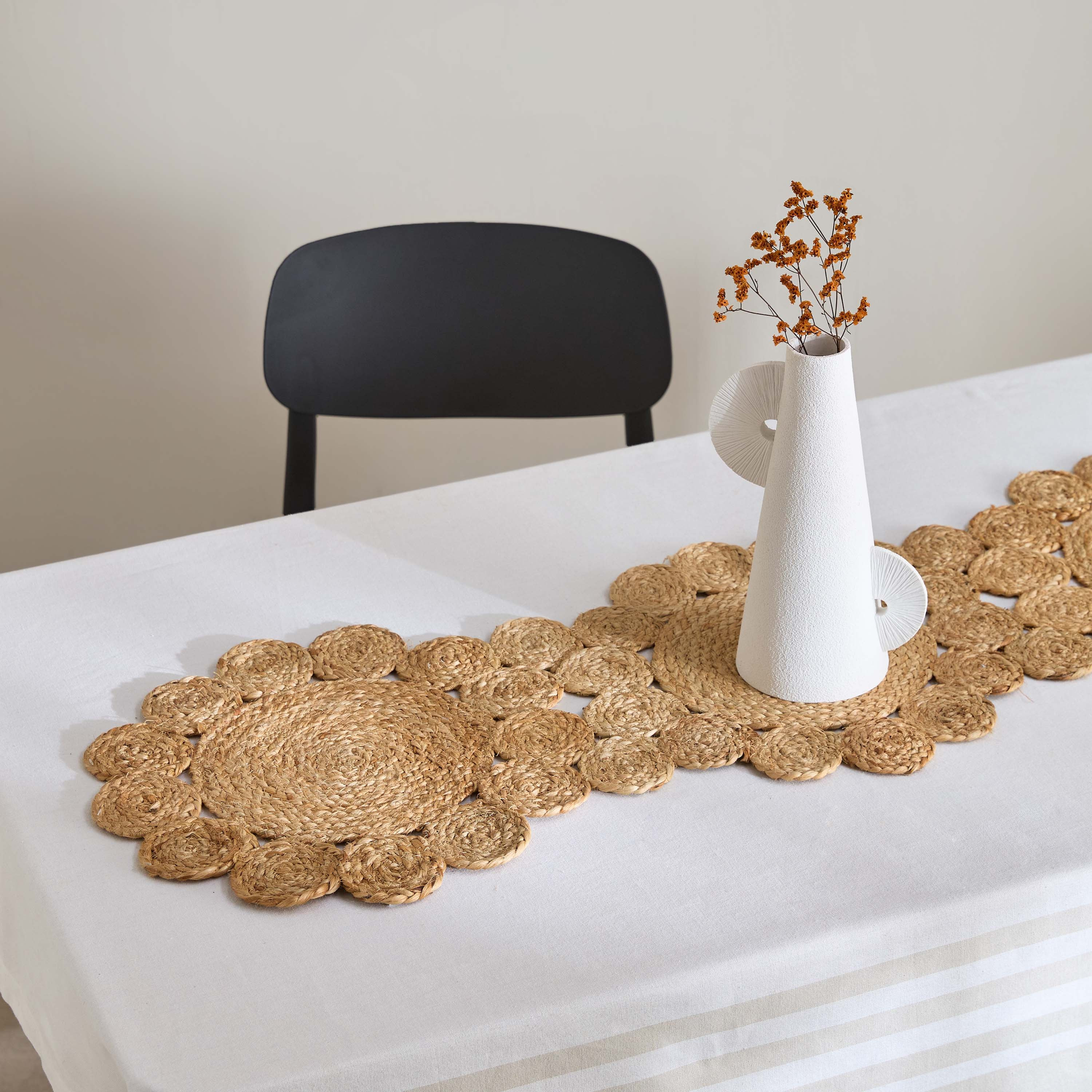 مفرش طاولة بتصميم صدفي من الجوت المحبب - 40x120 سم-hbxdecorandfurnishings-homefurnishings-tablelinens-image-1