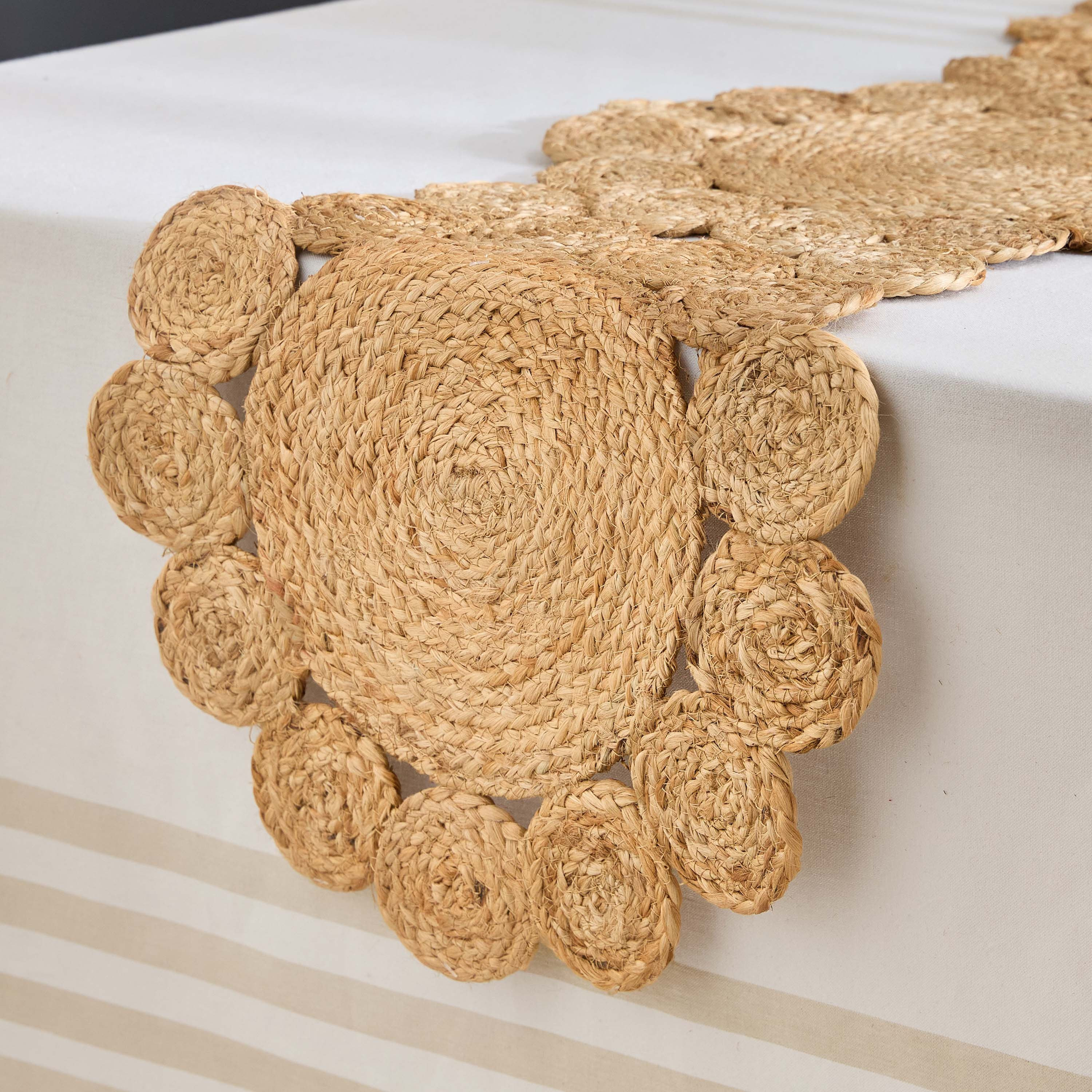 مفرش طاولة بتصميم صدفي من الجوت المحبب - 40x120 سم-hbxdecorandfurnishings-homefurnishings-tablelinens-image-3