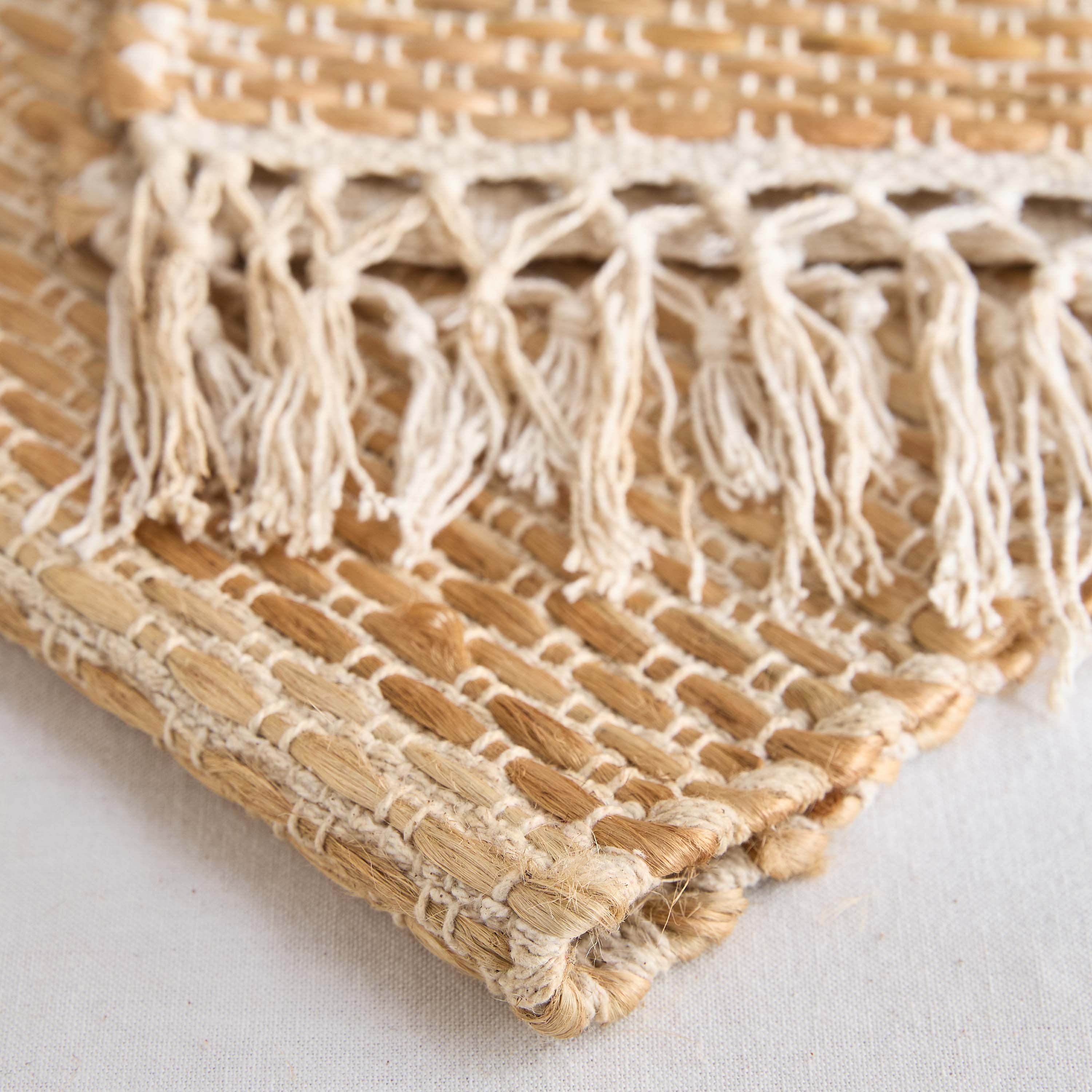 مفرش طاولة منسوج من القطن و الجوت و القنب - 35×120 سم-hbxdecorandfurnishings-homefurnishings-tablelinens-image-4
