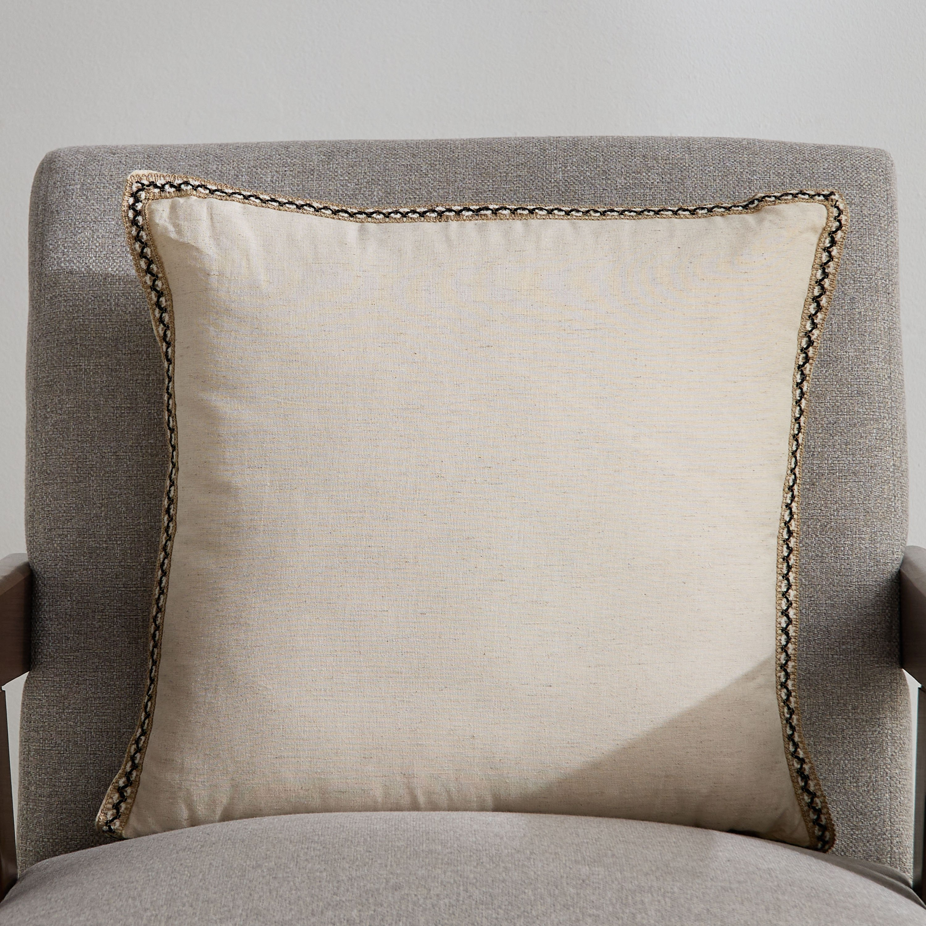 وسادة محشوة مطرزة بإطار من نوار- 45×45 سم-hbxhomeware-hbxbedroom-image-1