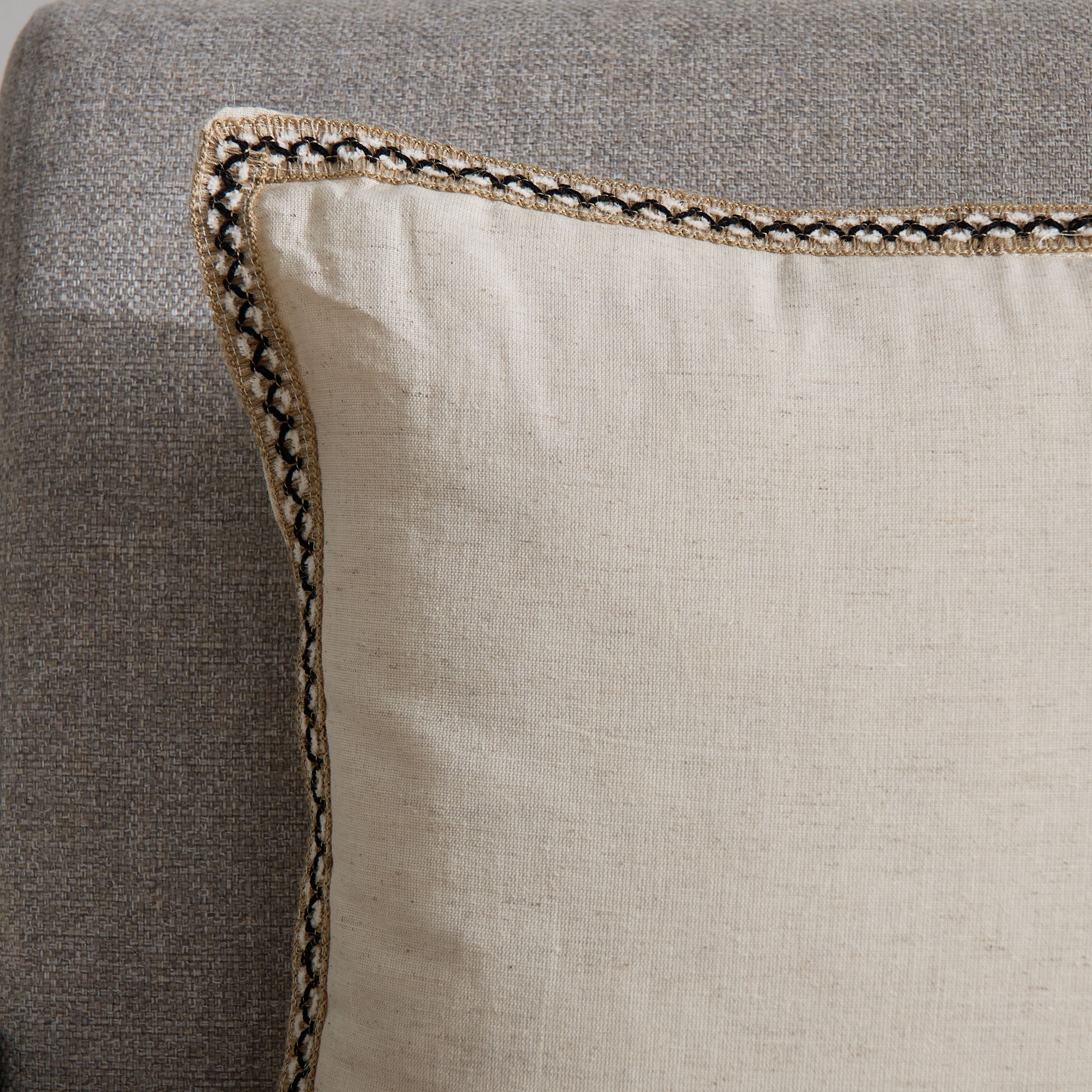 وسادة محشوة مطرزة بإطار من نوار- 45×45 سم-hbxhomeware-hbxbedroom-image-2