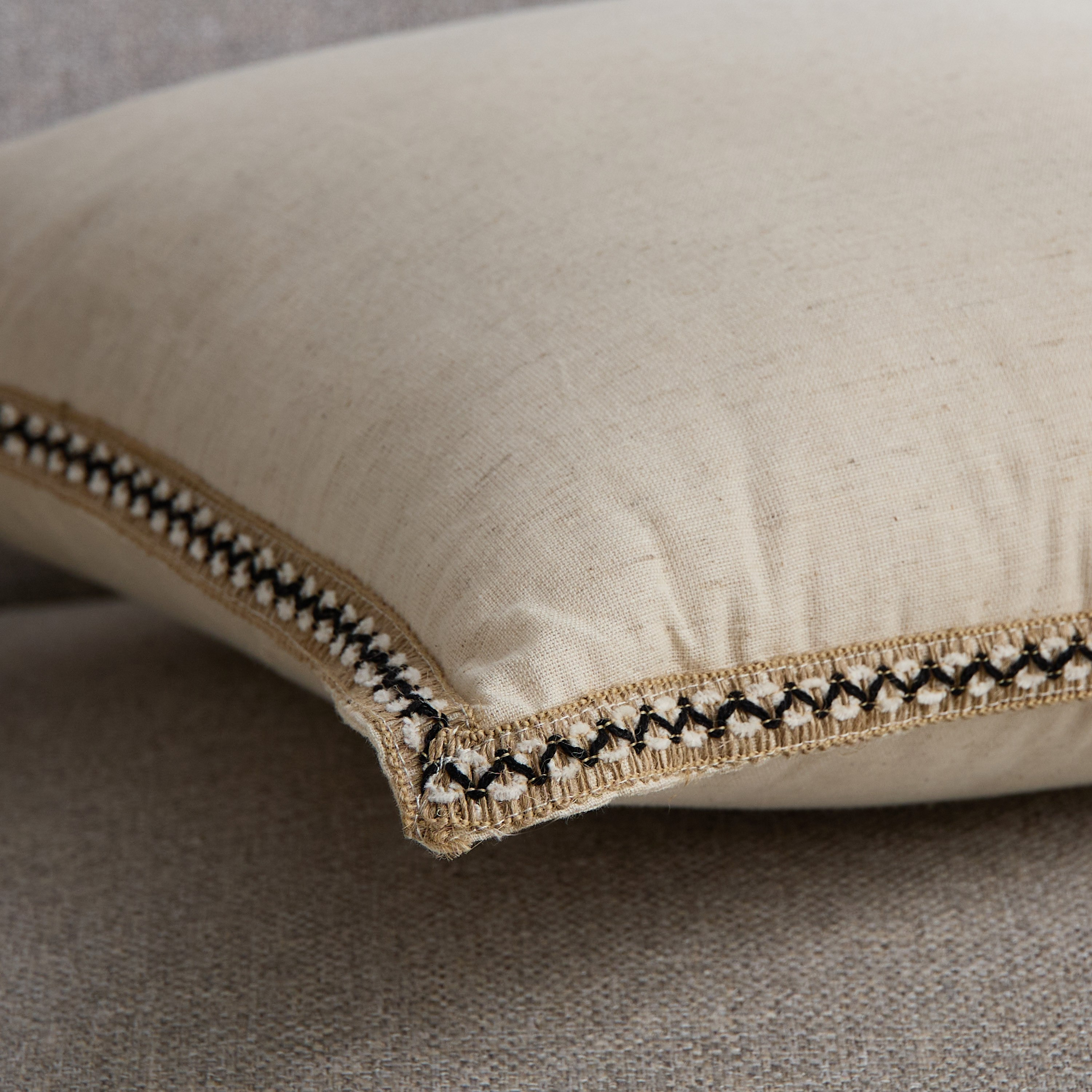 وسادة محشوة مطرزة بإطار من نوار- 45×45 سم-hbxhomeware-hbxbedroom-image-3