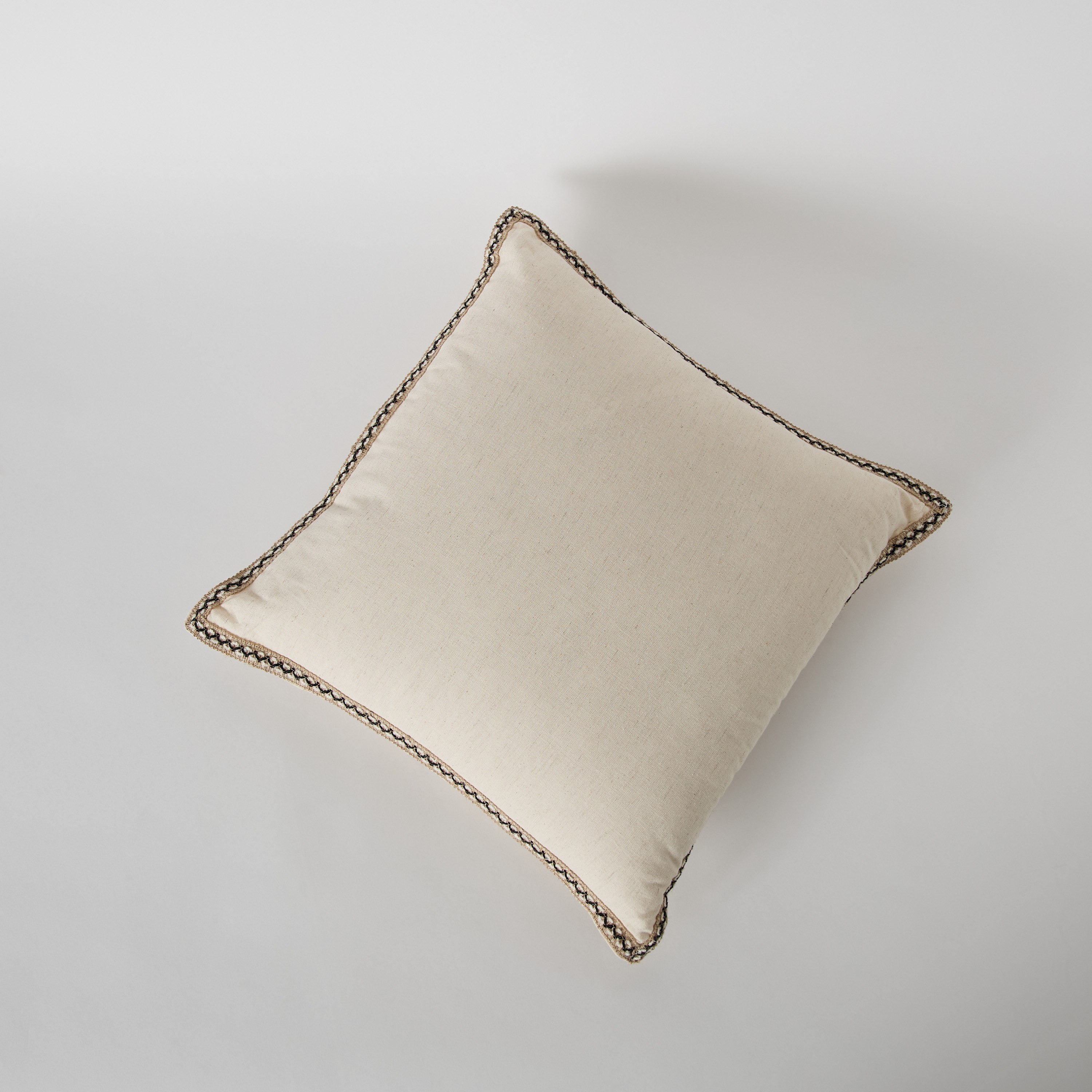 وسادة محشوة مطرزة بإطار من نوار- 45×45 سم-hbxhomeware-hbxbedroom-image-6