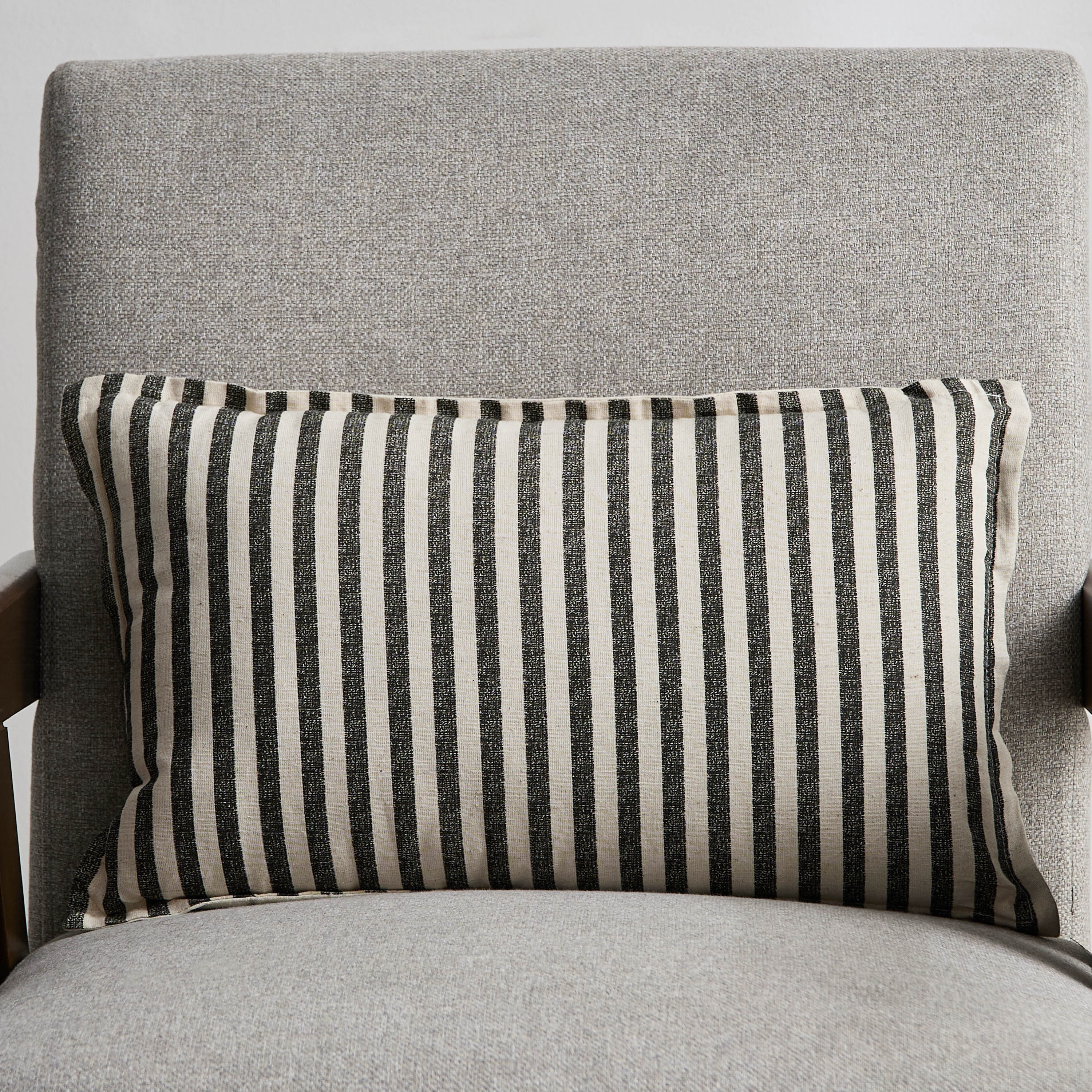 وسادة محشوة بخطوط سميكة من نوار- 30×50 سم-hbxhomeware-hbxbedroom-image-1