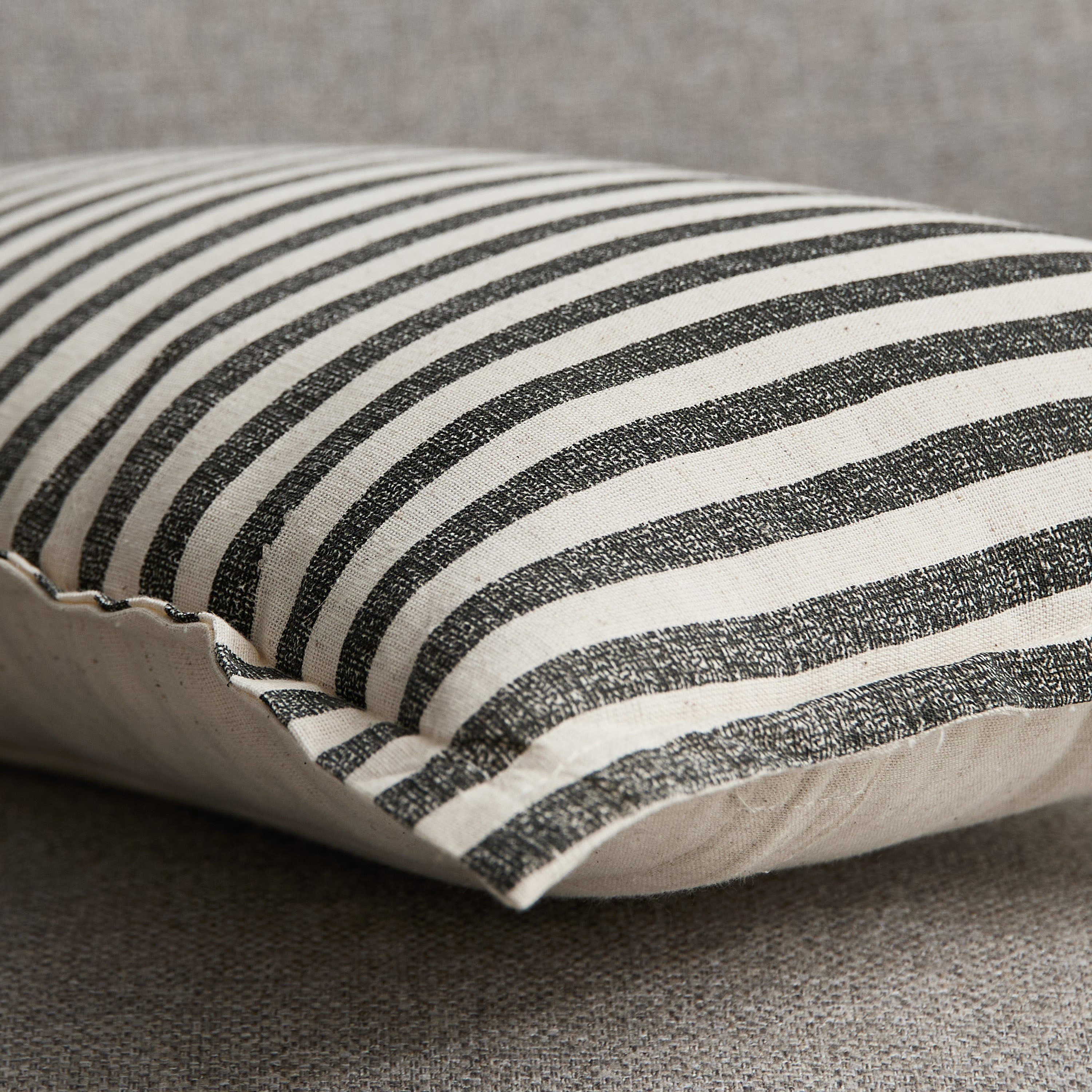 وسادة محشوة بخطوط سميكة من نوار- 30×50 سم-hbxhomeware-hbxbedroom-image-3
