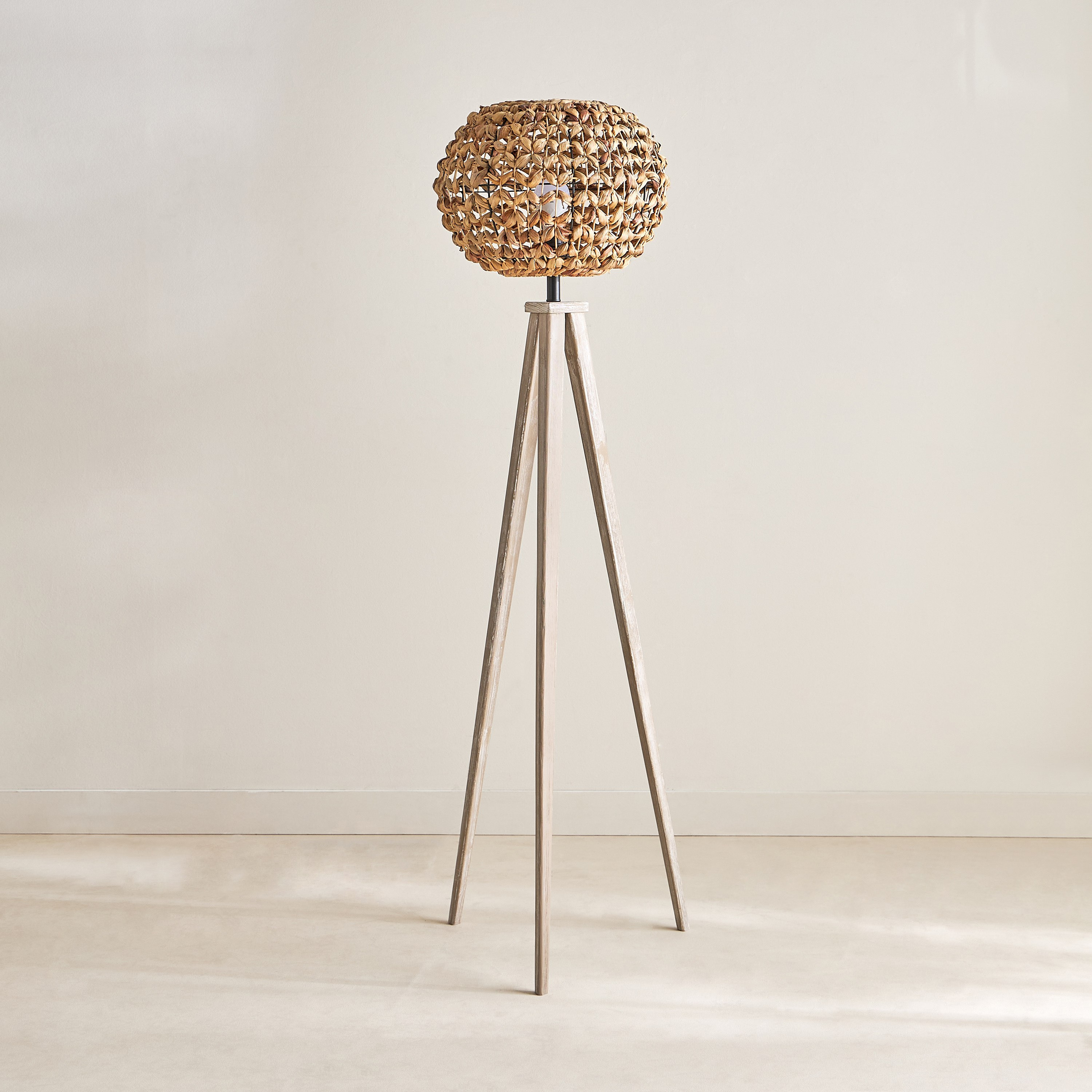 مصباح أرضية ثلاثي القوائم E27 خشبي مع غطاء من الأعشاب البحرية من كوليت - 41x41x159 سم-hbxhomeware-hbxlivingroom-image-1