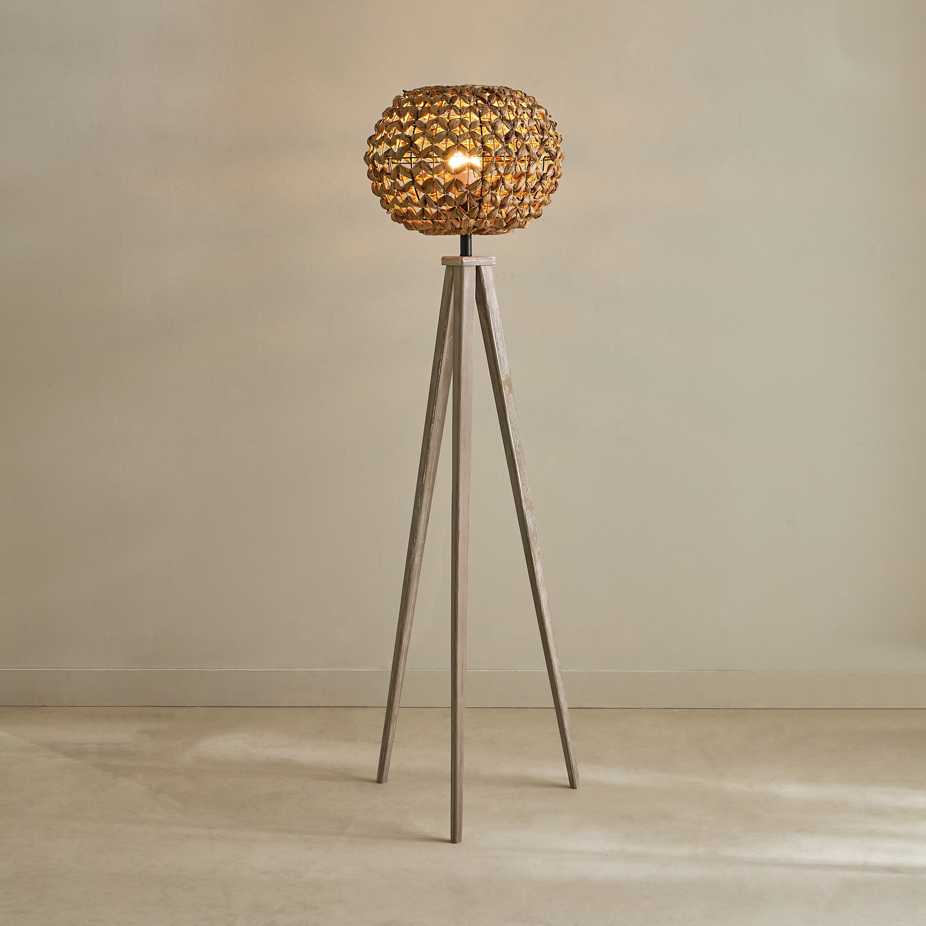 مصباح أرضية ثلاثي القوائم E27 خشبي مع غطاء من الأعشاب البحرية من كوليت - 41x41x159 سم-hbxhomeware-hbxlivingroom-image-2