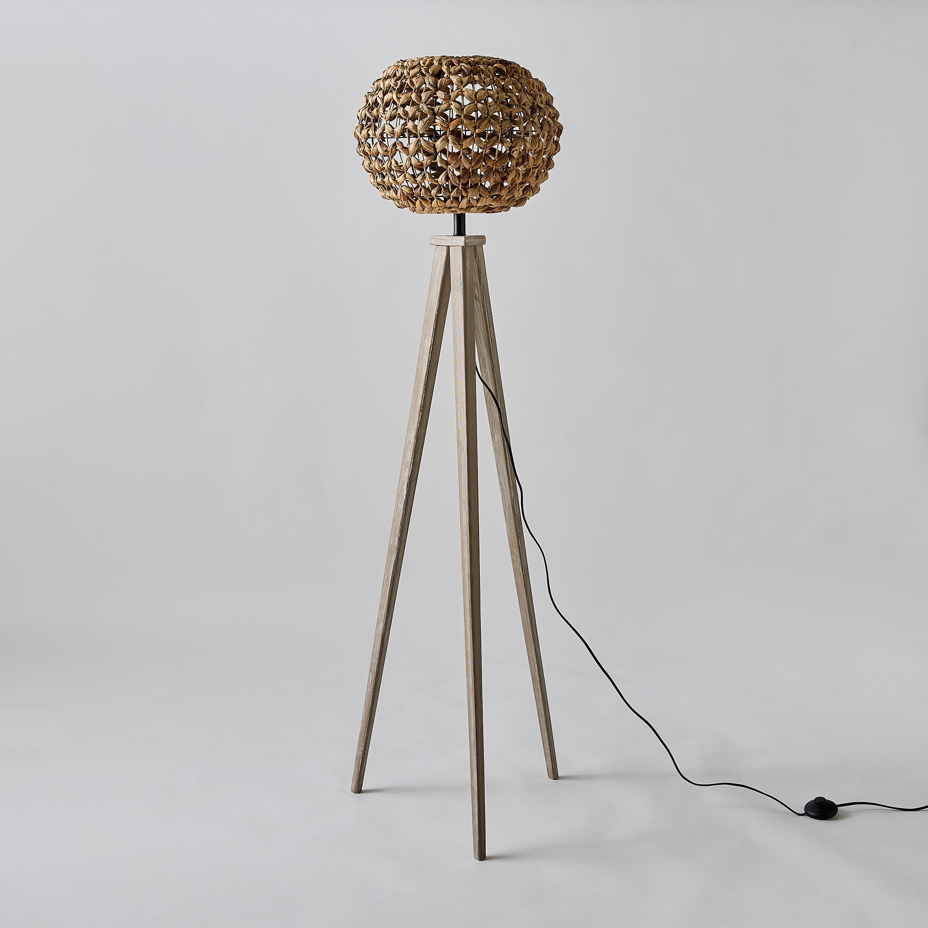 مصباح أرضية ثلاثي القوائم E27 خشبي مع غطاء من الأعشاب البحرية من كوليت - 41x41x159 سم-hbxhomeware-hbxlivingroom-image-7