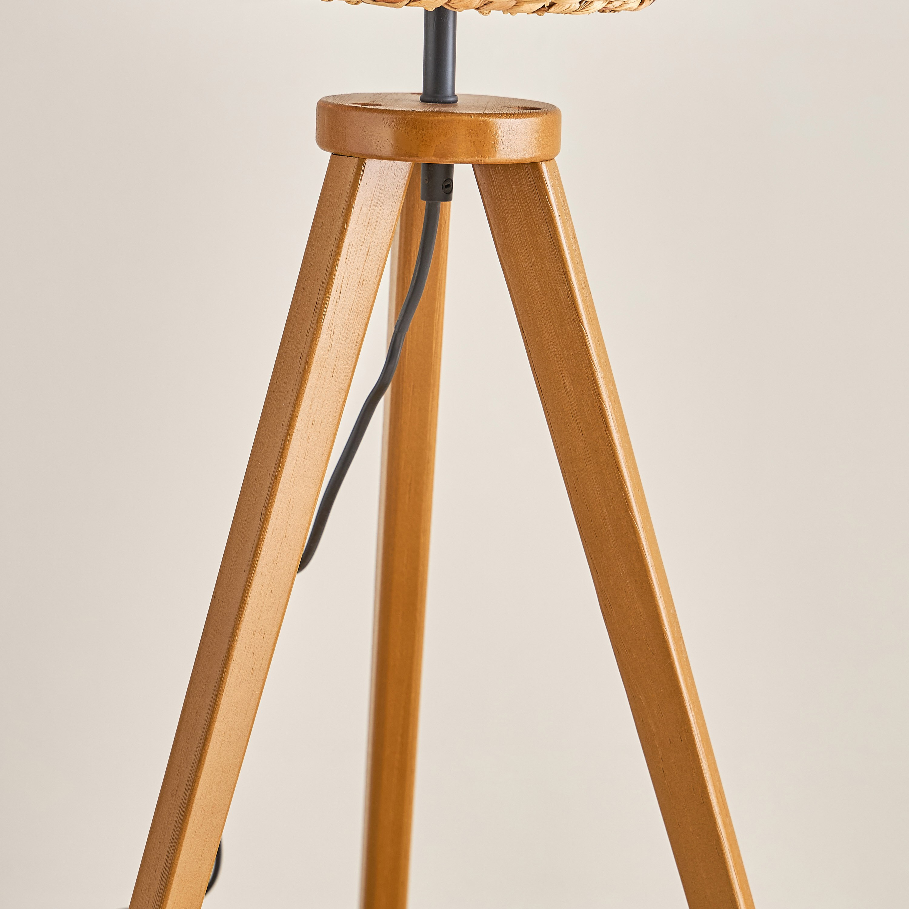 مصباح طاولة ثلاثي القوائم إي27 خشبي مع غطاء من الأعشاب البحرية من كوليت - 36x36x70 سم-hbxbedroom-lighting-tablelamps-image-4