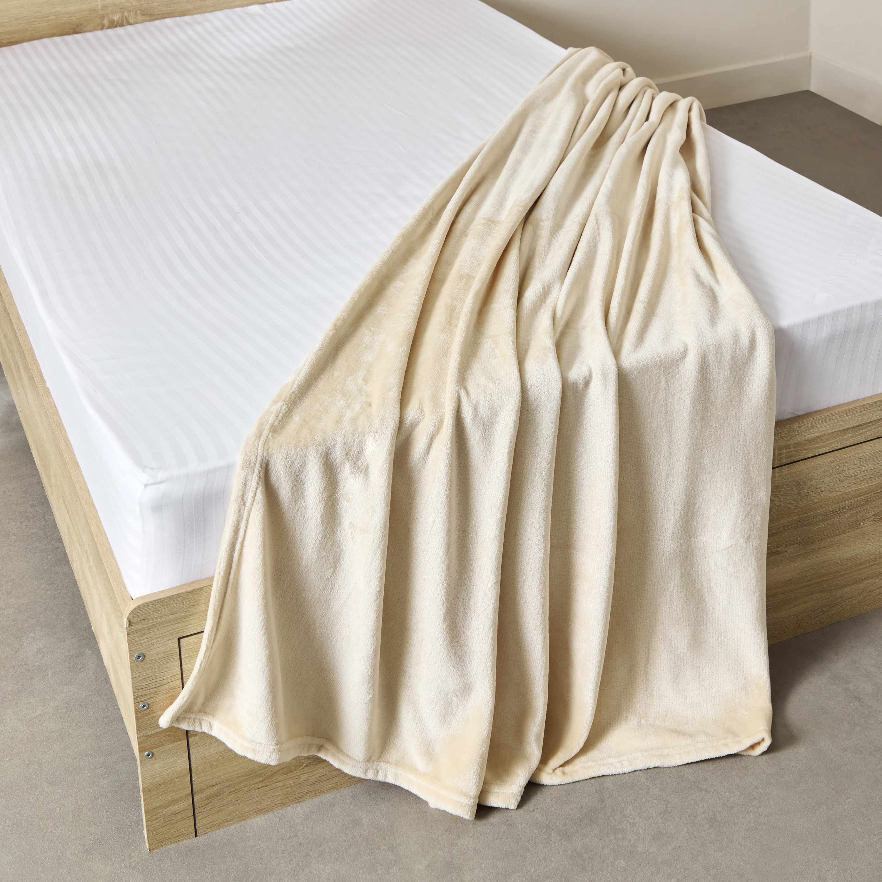 Nova Solid Flannel Twin Blanket - 140x200 cm-PROMO_HB_AE_B2G2_011025-image-4