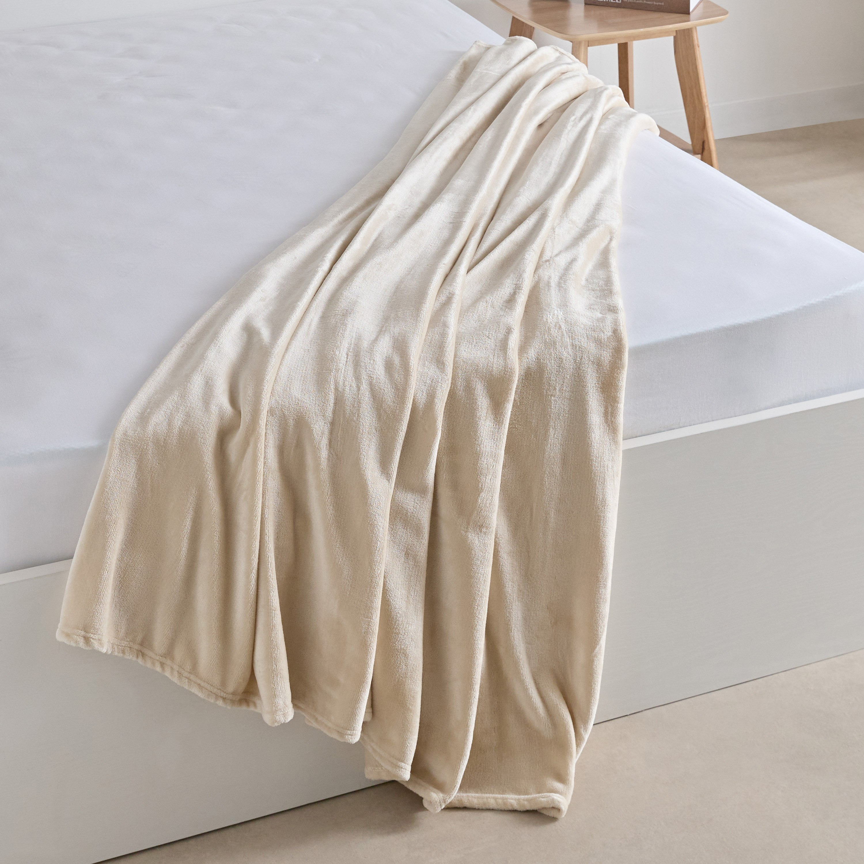 Nova Solid Flannel Queen Blanket - 200x220 cm-hbxhomeware-hbxbedroom-image-4