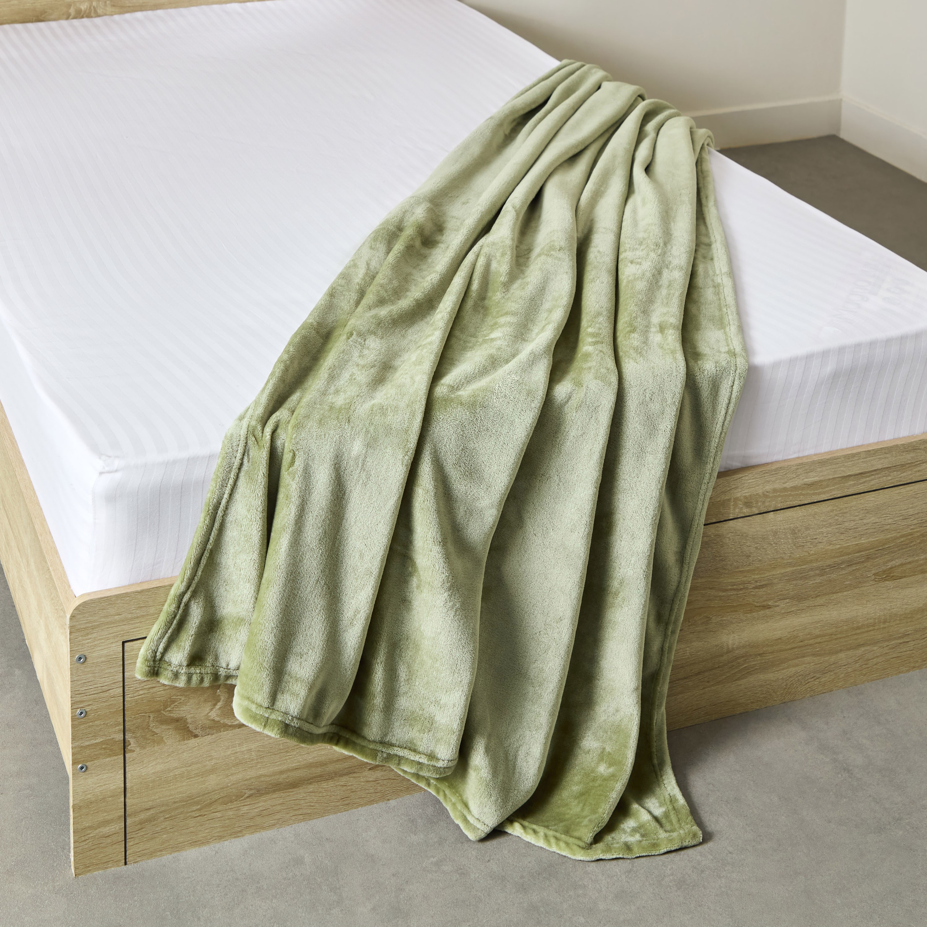 Nova Solid Flannel Twin Blanket - 140x200 cm-PROMO_HB_AE_B2G2_011025-image-4