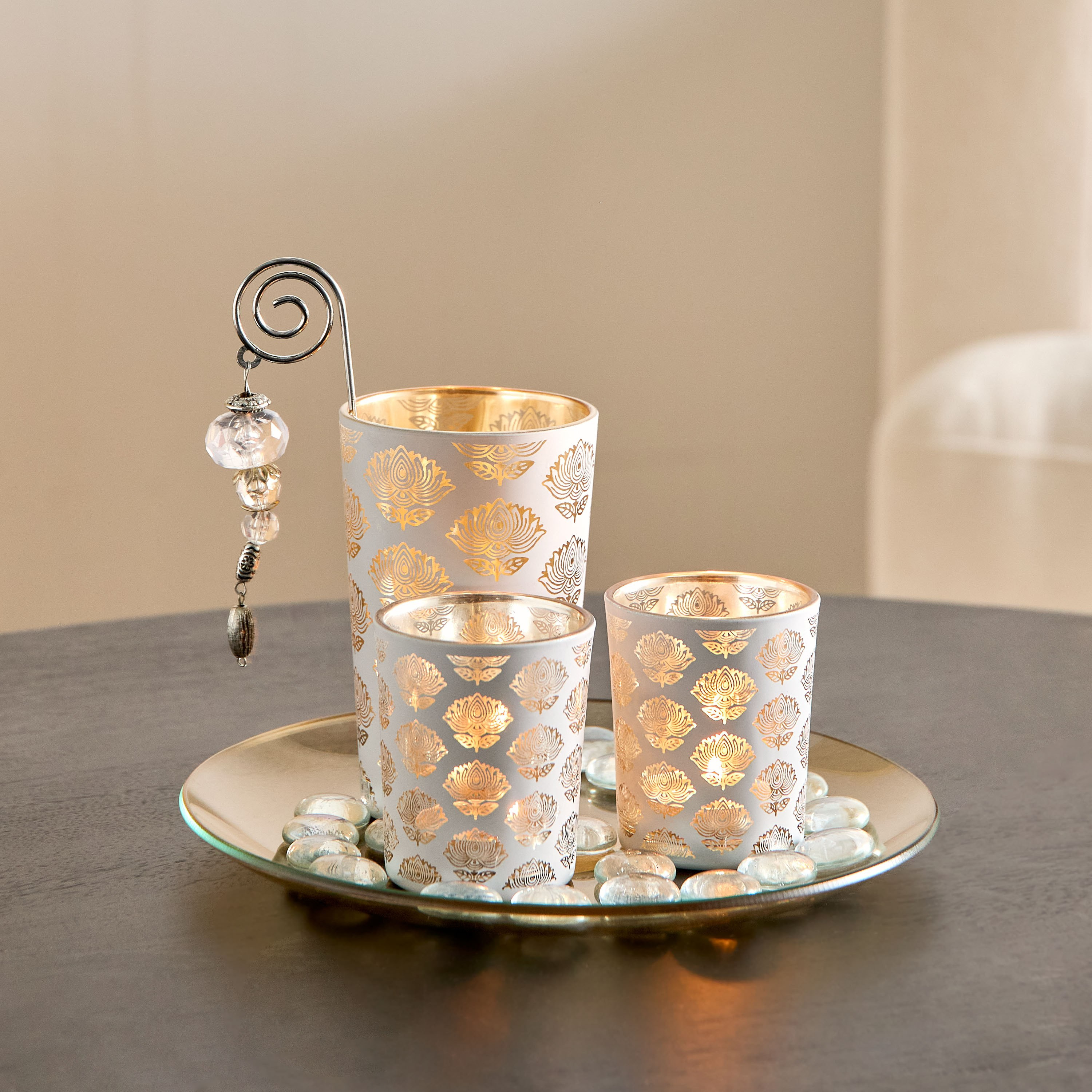 طقم حامل شموع زجاجي 3 قطع مع صينية وحصى زجاجية من آشر-hbxlivingroom-decorandaccessories-candleholders-image-1
