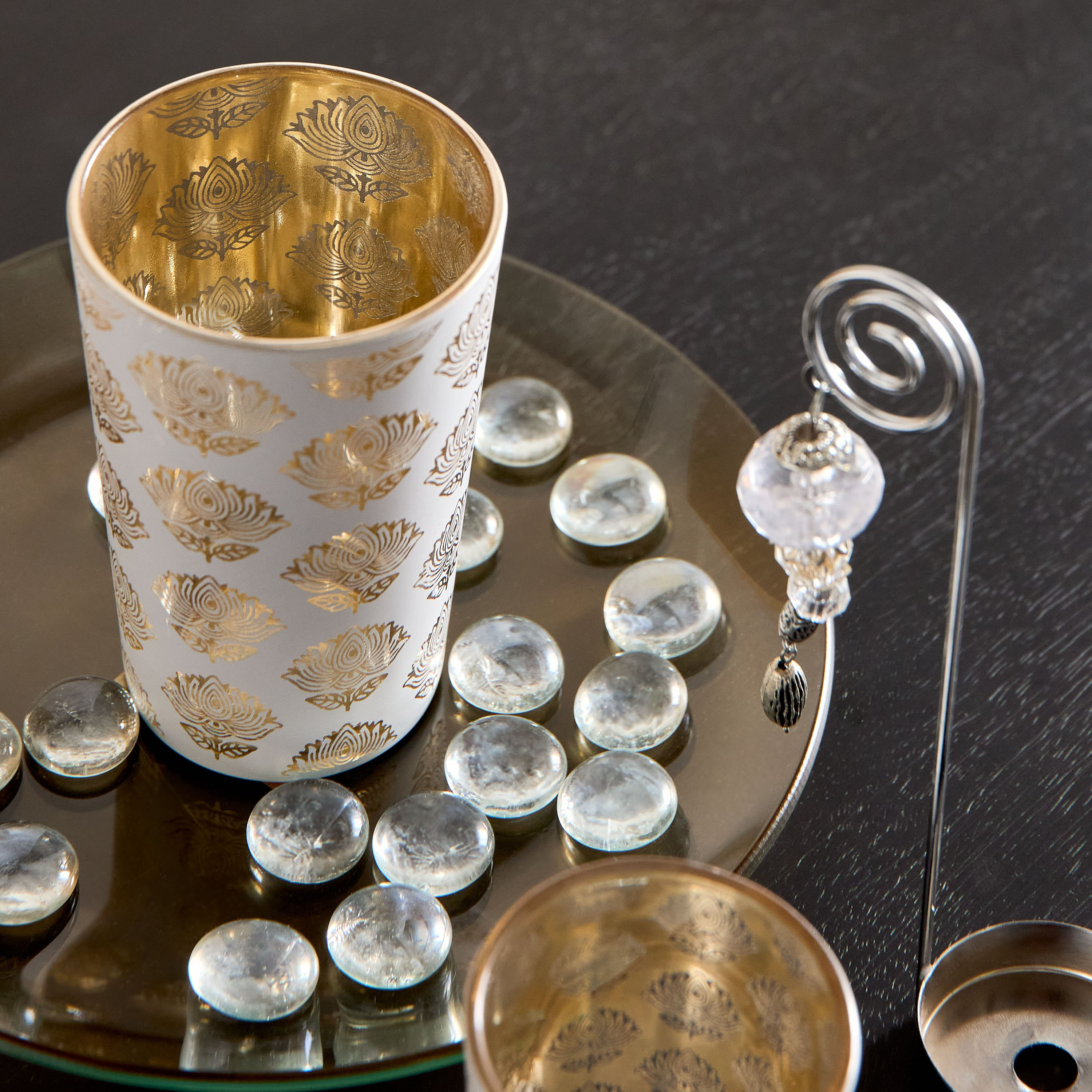 طقم حامل شموع زجاجي 3 قطع مع صينية وحصى زجاجية من آشر-hbxlivingroom-decorandaccessories-candleholders-image-4