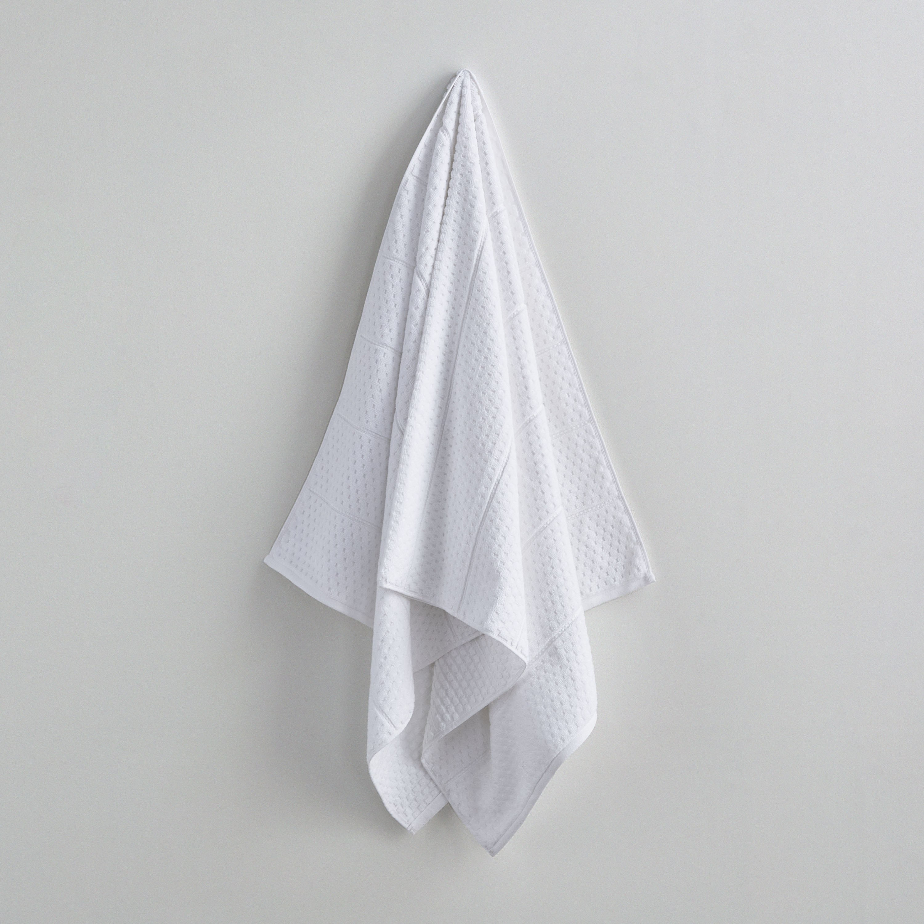 منشفة حمام بارزة الملمس خالية من الالتواءات من كلاود سوفت - 70×140 سم-hbxbathroom-bathroomtextiles-image-1
