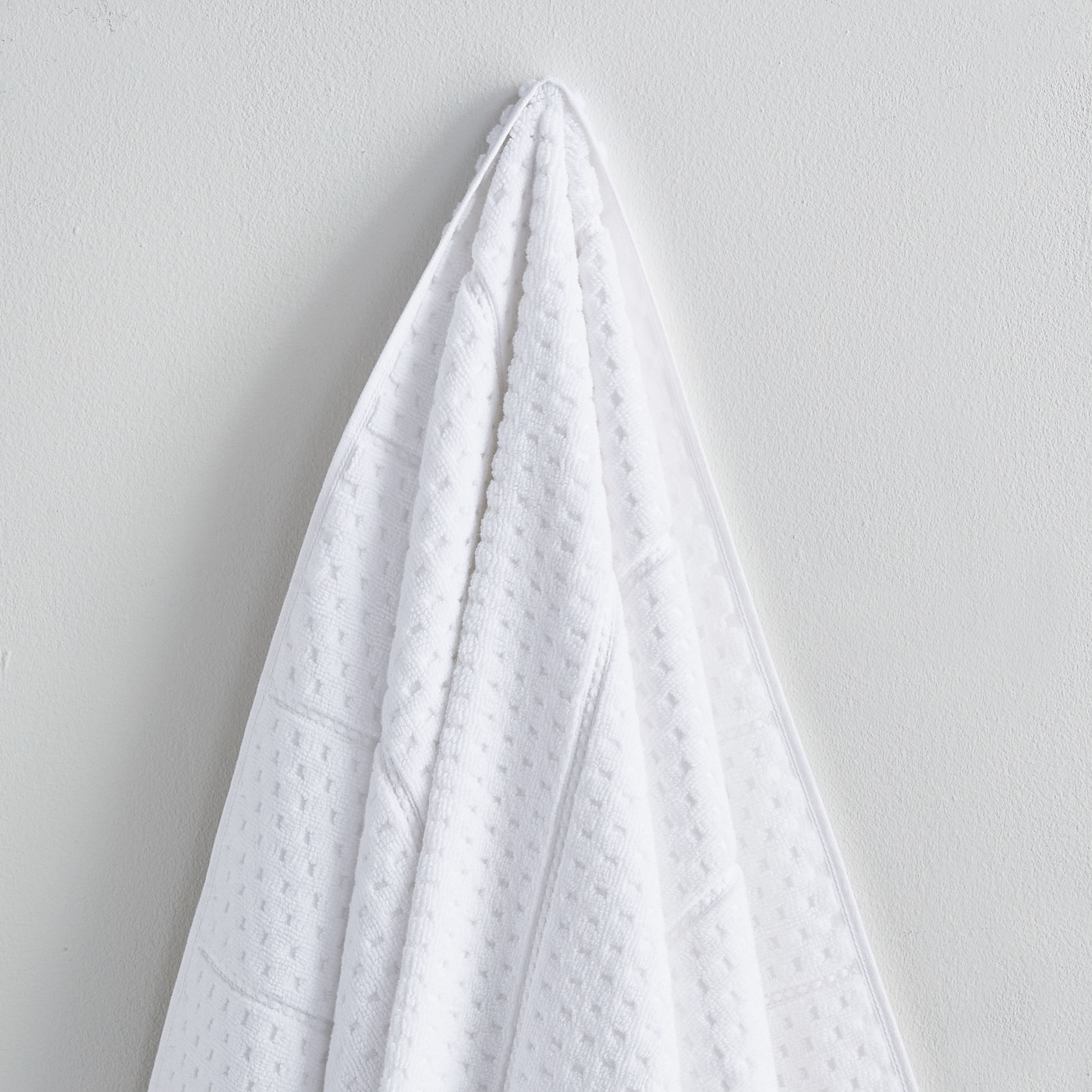 منشفة حمام بارزة الملمس خالية من الالتواءات من كلاود سوفت - 70×140 سم-hbxbathroom-bathroomtextiles-image-2
