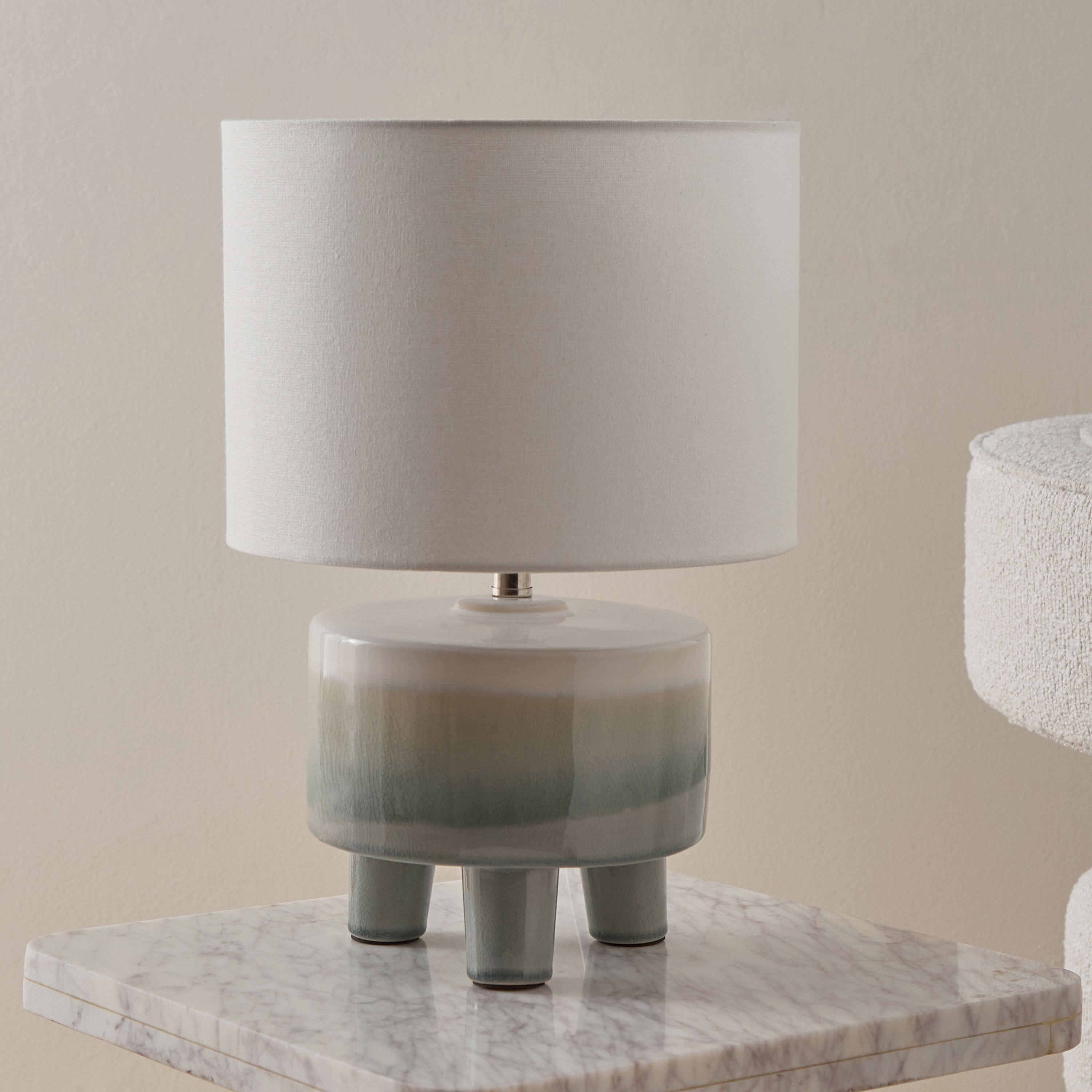 مصباح طاولة بقاعدة خزف مع غطاء كتان من ناش - 28x41 سم-hbxbedroom-lighting-tablelamps-image-1