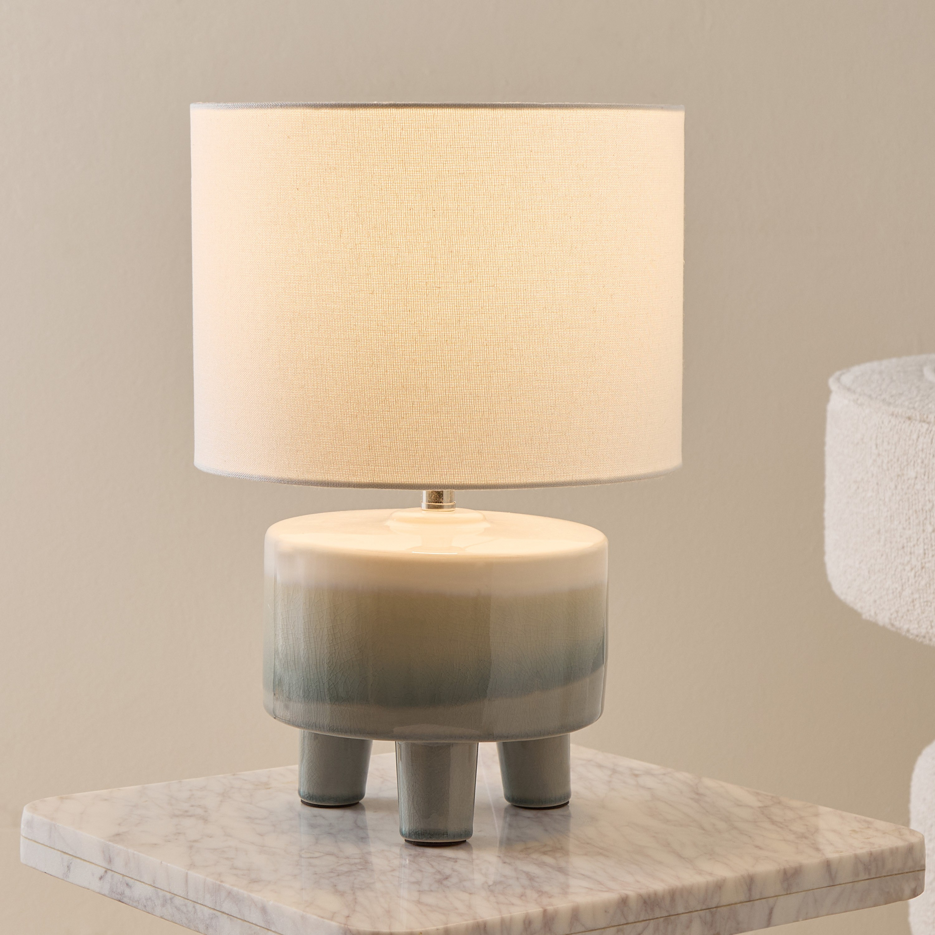 مصباح طاولة بقاعدة خزف مع غطاء كتان من ناش - 28x41 سم-hbxbedroom-lighting-tablelamps-image-2