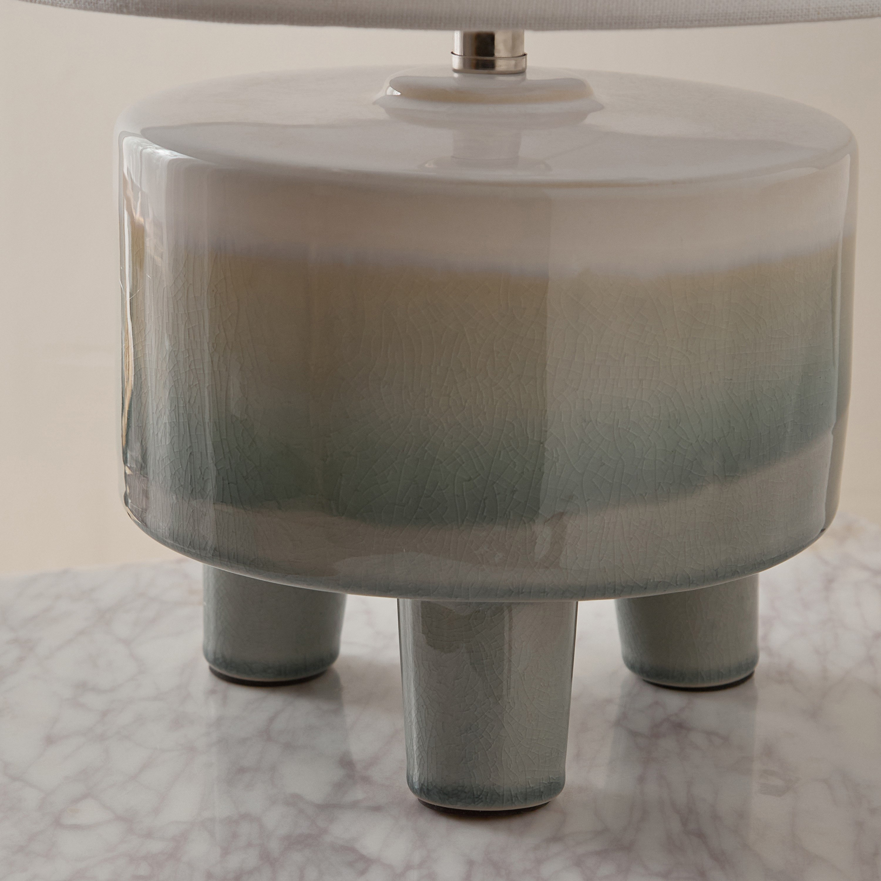 مصباح طاولة بقاعدة خزف مع غطاء كتان من ناش - 28x41 سم-hbxbedroom-lighting-tablelamps-image-4