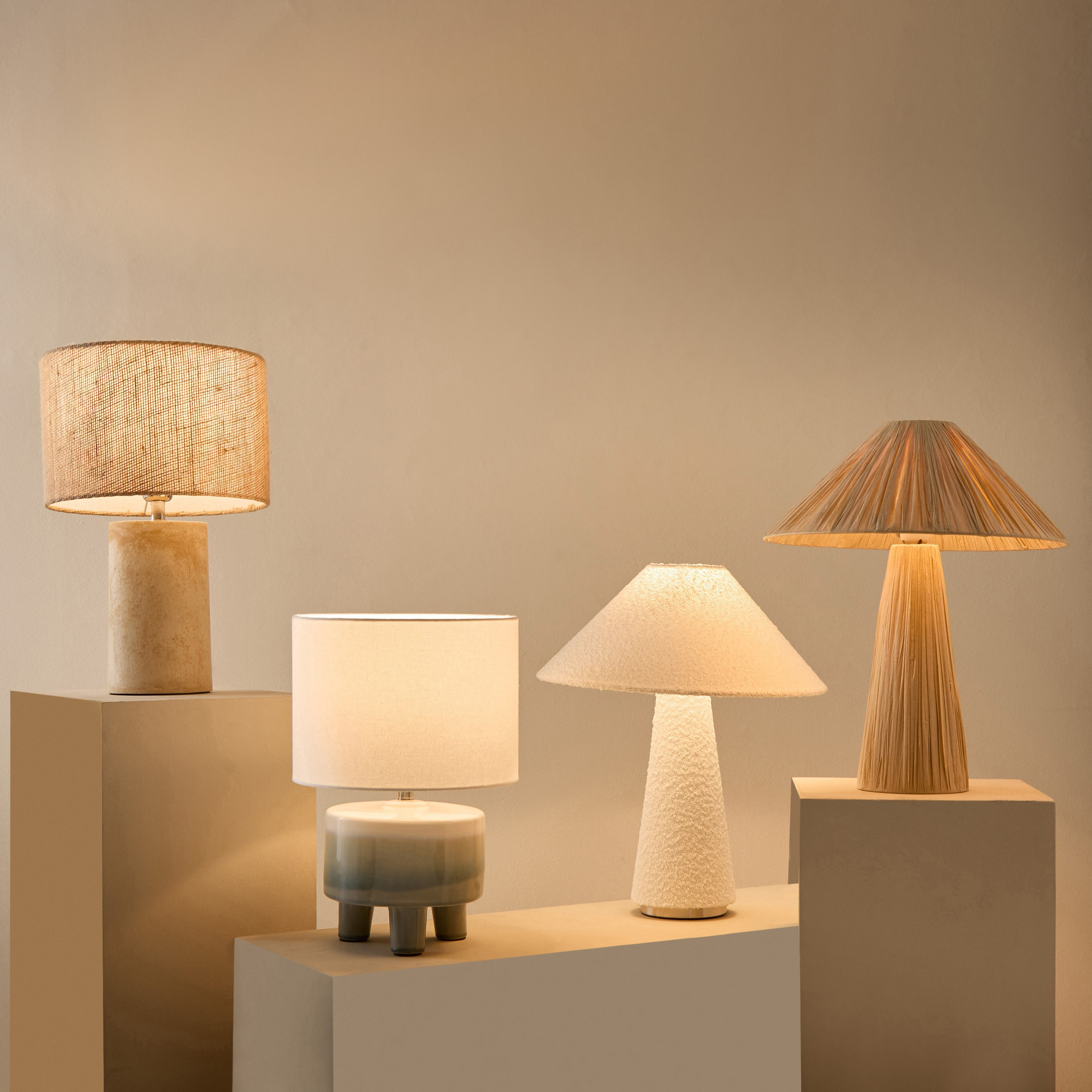 مصباح طاولة بقاعدة خزف مع غطاء كتان من ناش - 28x41 سم-hbxbedroom-lighting-tablelamps-image-6