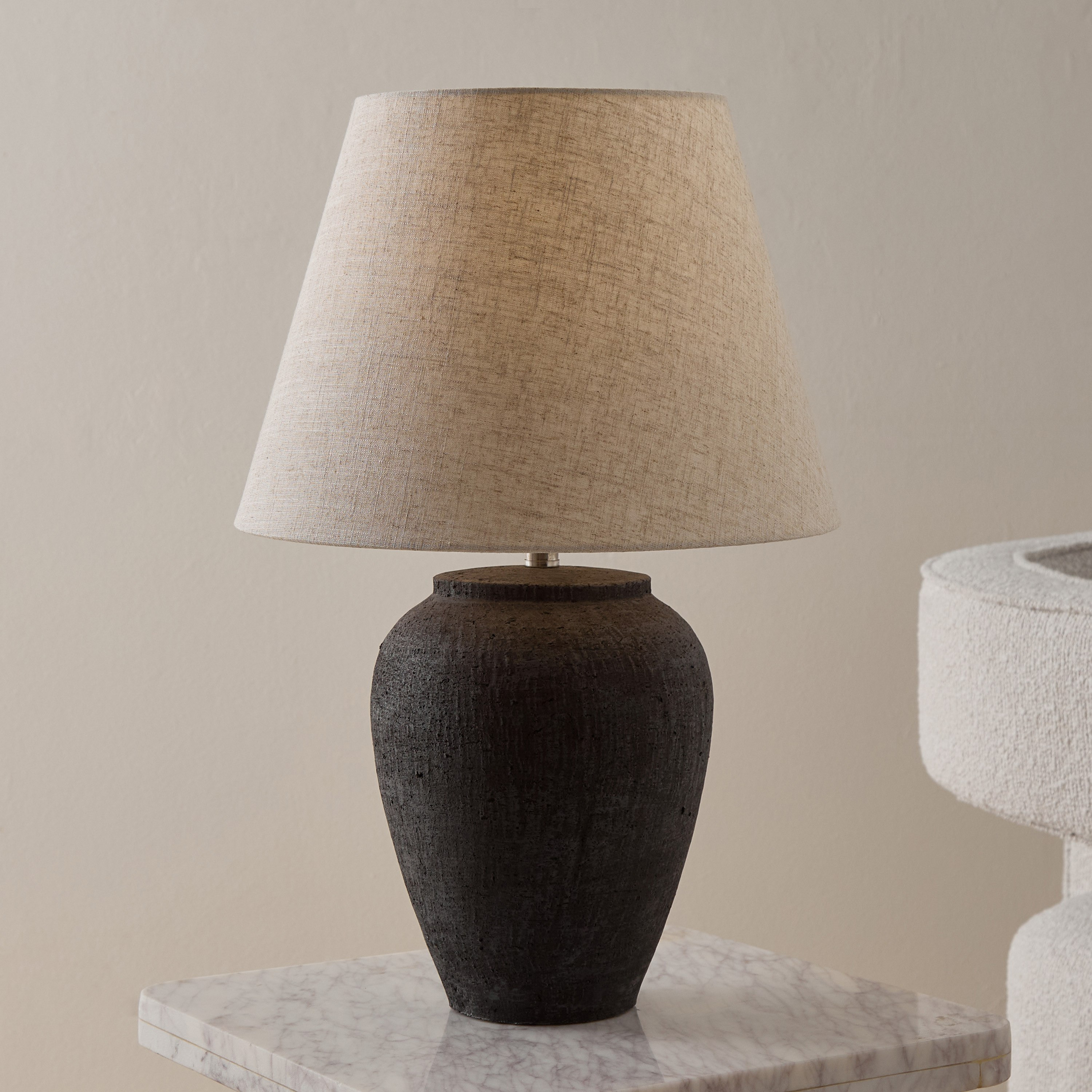 مصباح طاولة بقاعدة فخار وغطاء كتان من ناش - 35x52 سم-hbxbedroom-lighting-tablelamps-image-1