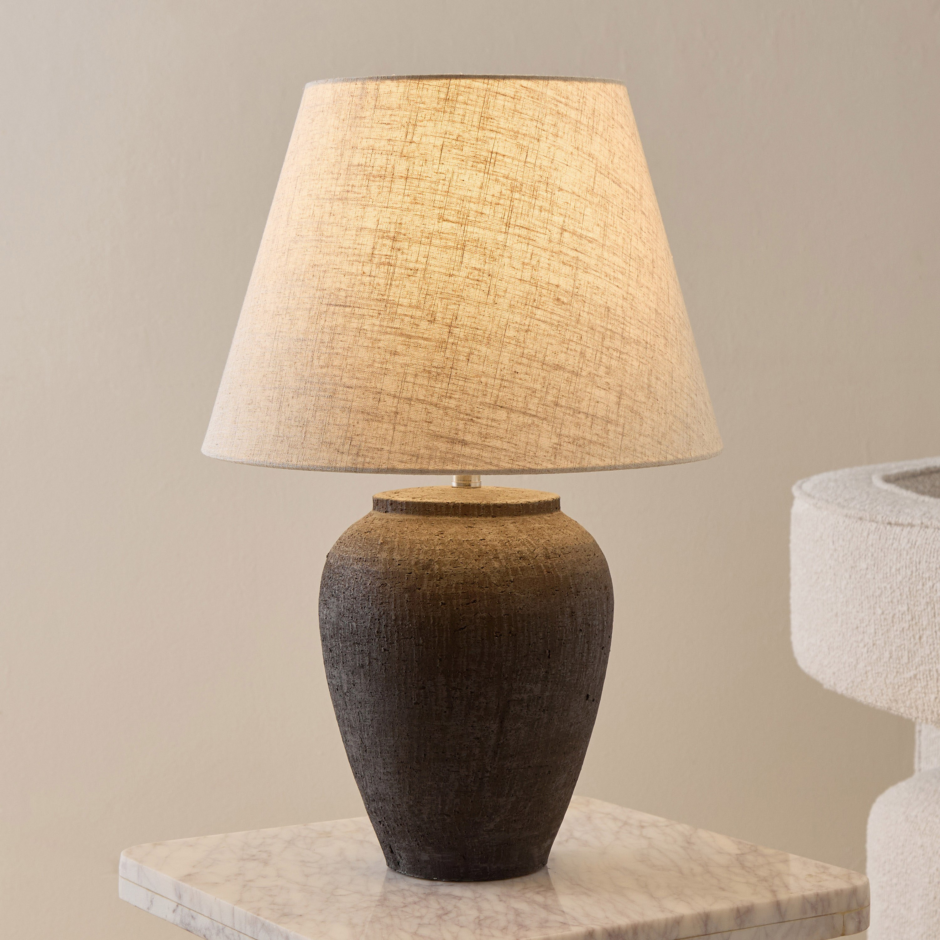 مصباح طاولة بقاعدة فخار وغطاء كتان من ناش - 35x52 سم-hbxbedroom-lighting-tablelamps-image-2
