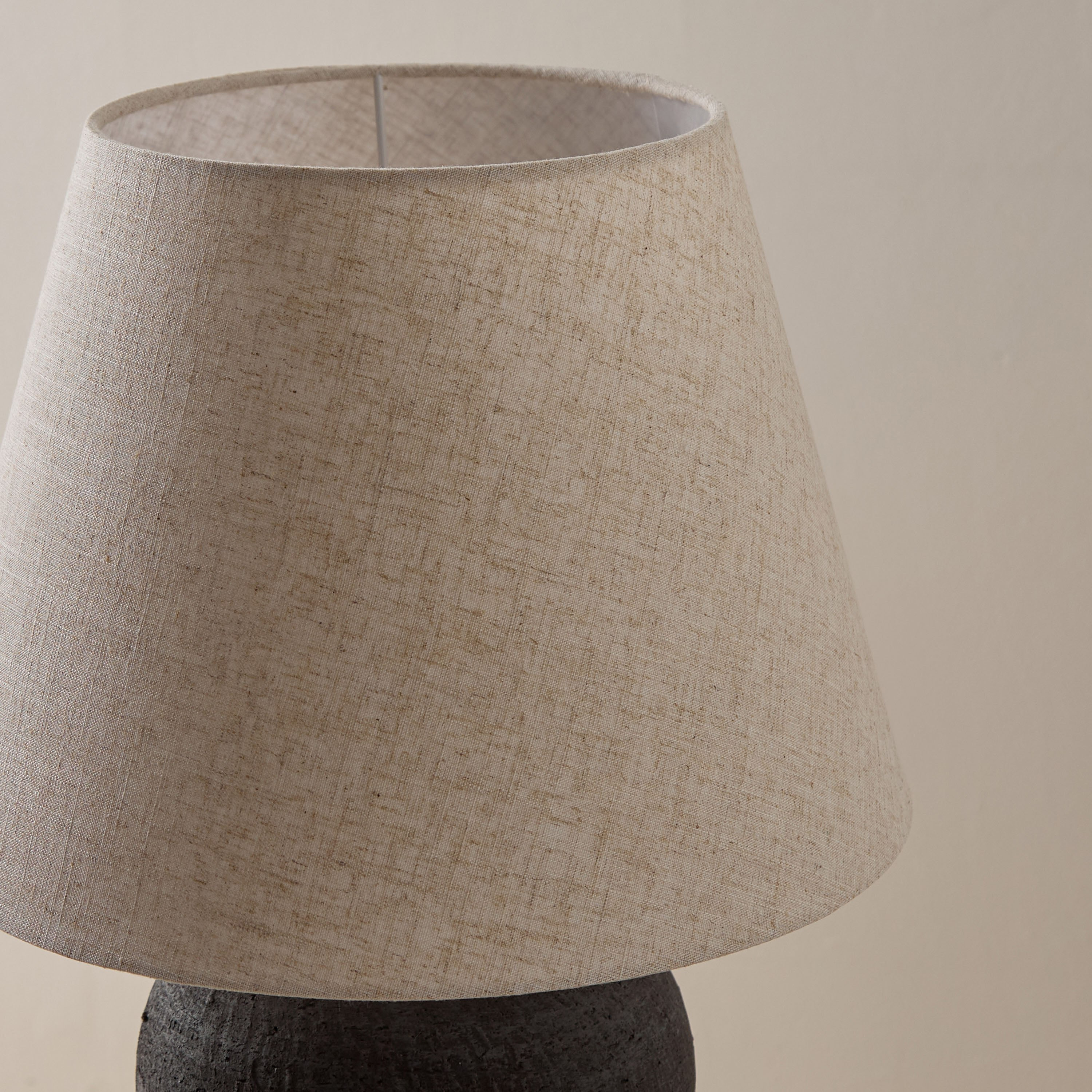 مصباح طاولة بقاعدة فخار وغطاء كتان من ناش - 35x52 سم-hbxbedroom-lighting-tablelamps-image-3