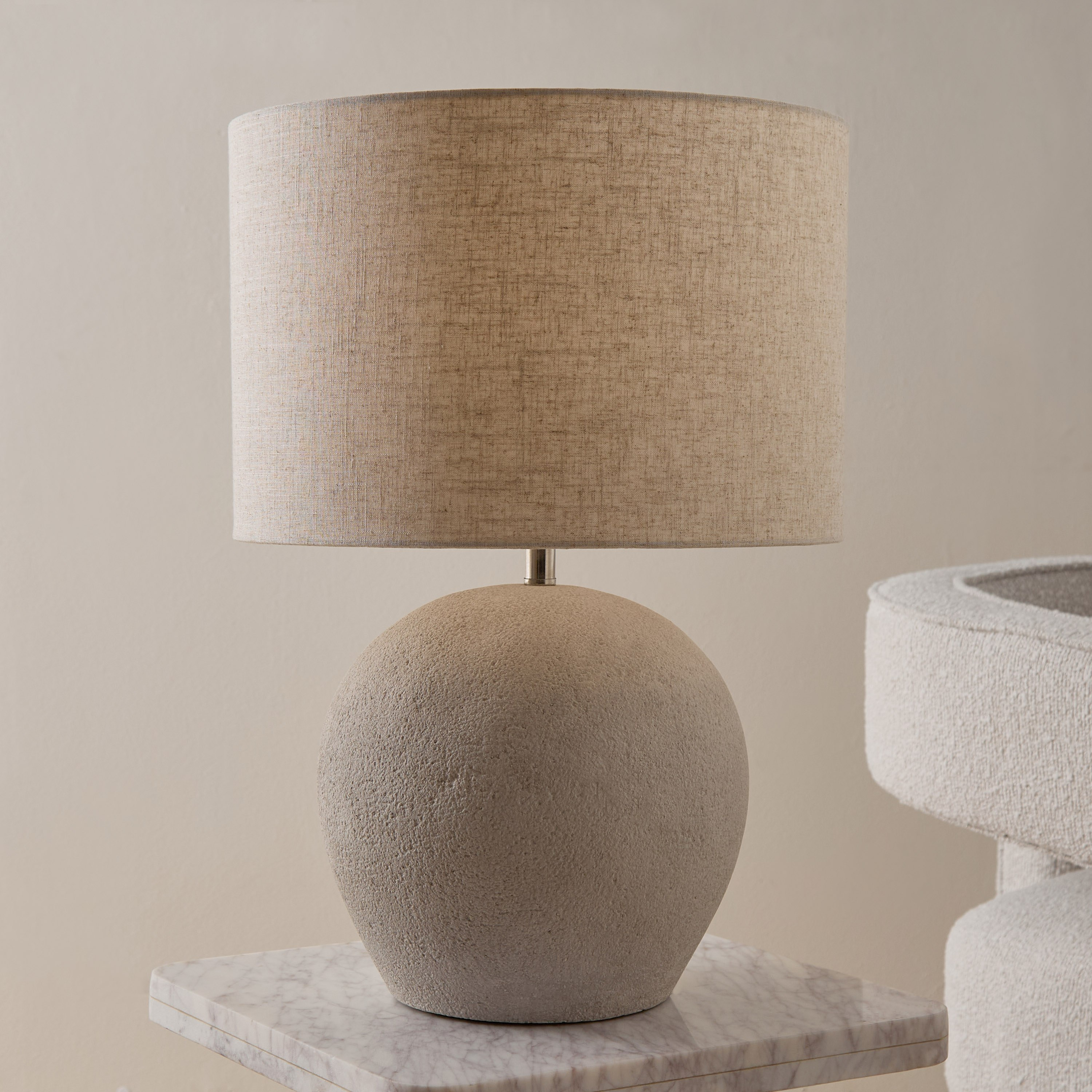 مصباح طاولة من الفايبر كلاي بغطاء كتان من ناش - 38x55 سم-hbxbedroom-lighting-tablelamps-image-1