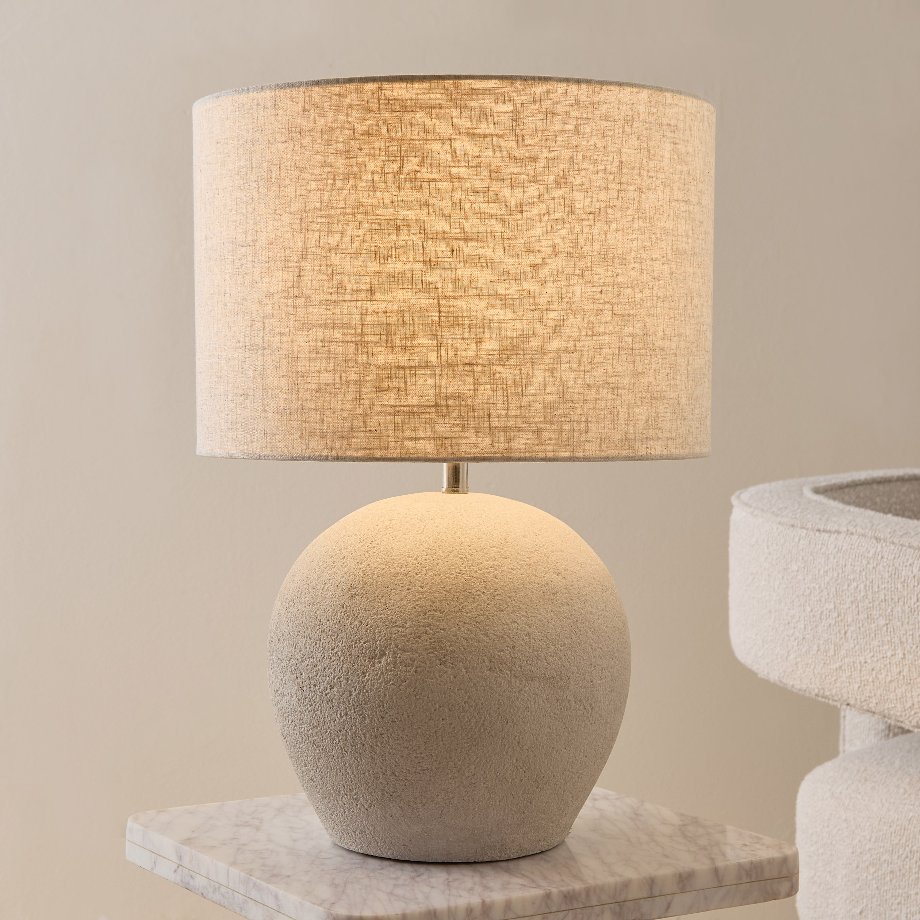 مصباح طاولة من الفايبر كلاي بغطاء كتان من ناش - 38x55 سم-hbxbedroom-lighting-tablelamps-image-2