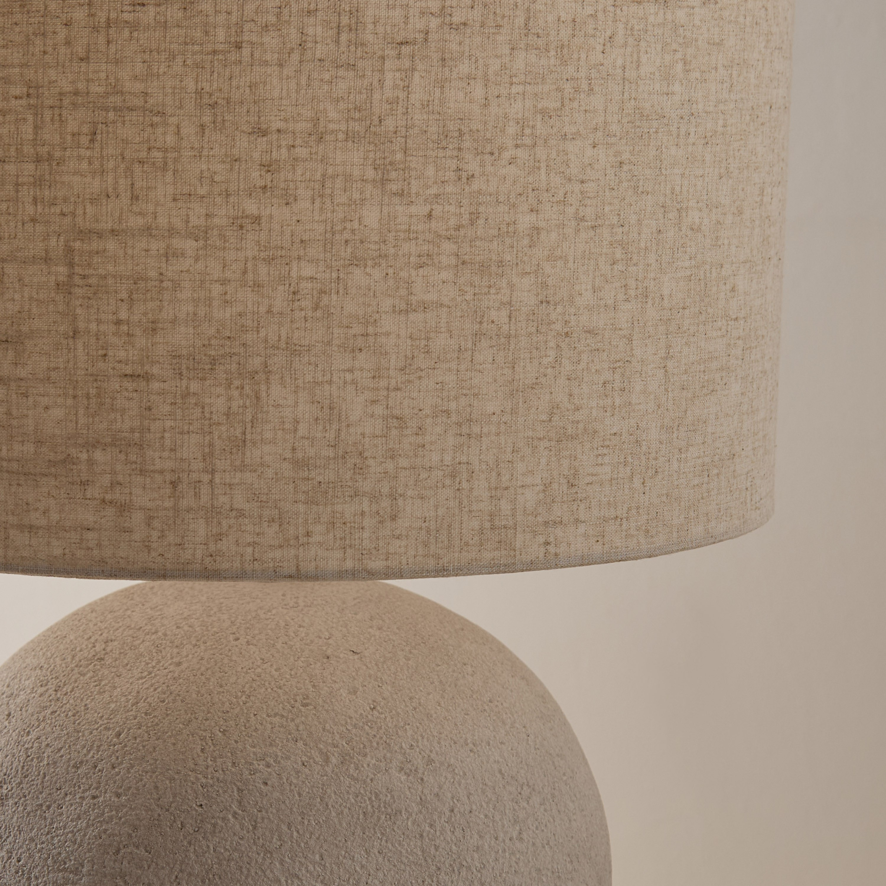 مصباح طاولة من الفايبر كلاي بغطاء كتان من ناش - 38x55 سم-hbxbedroom-lighting-tablelamps-image-3