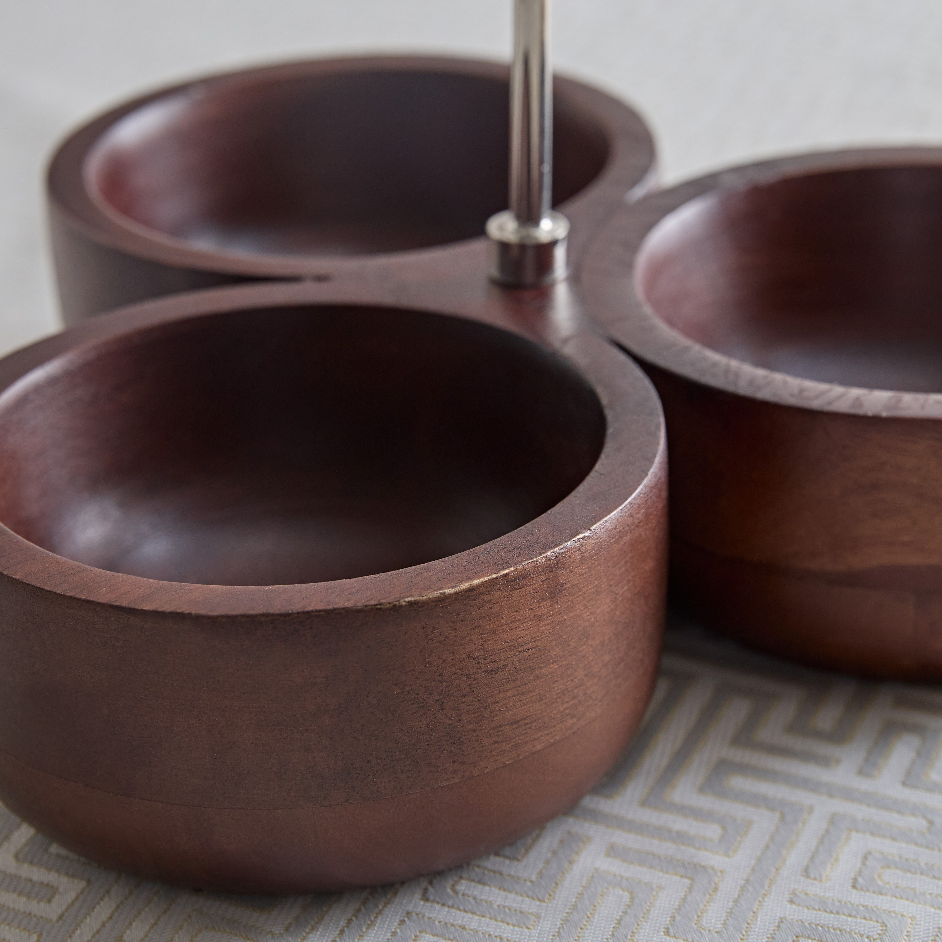 صحن خشبي بـ3 أقسام للمكسرات وساق عجلة من أوبجي- 28 سم-hbxdecorandfurnishings-tabletop-serveware-image-3