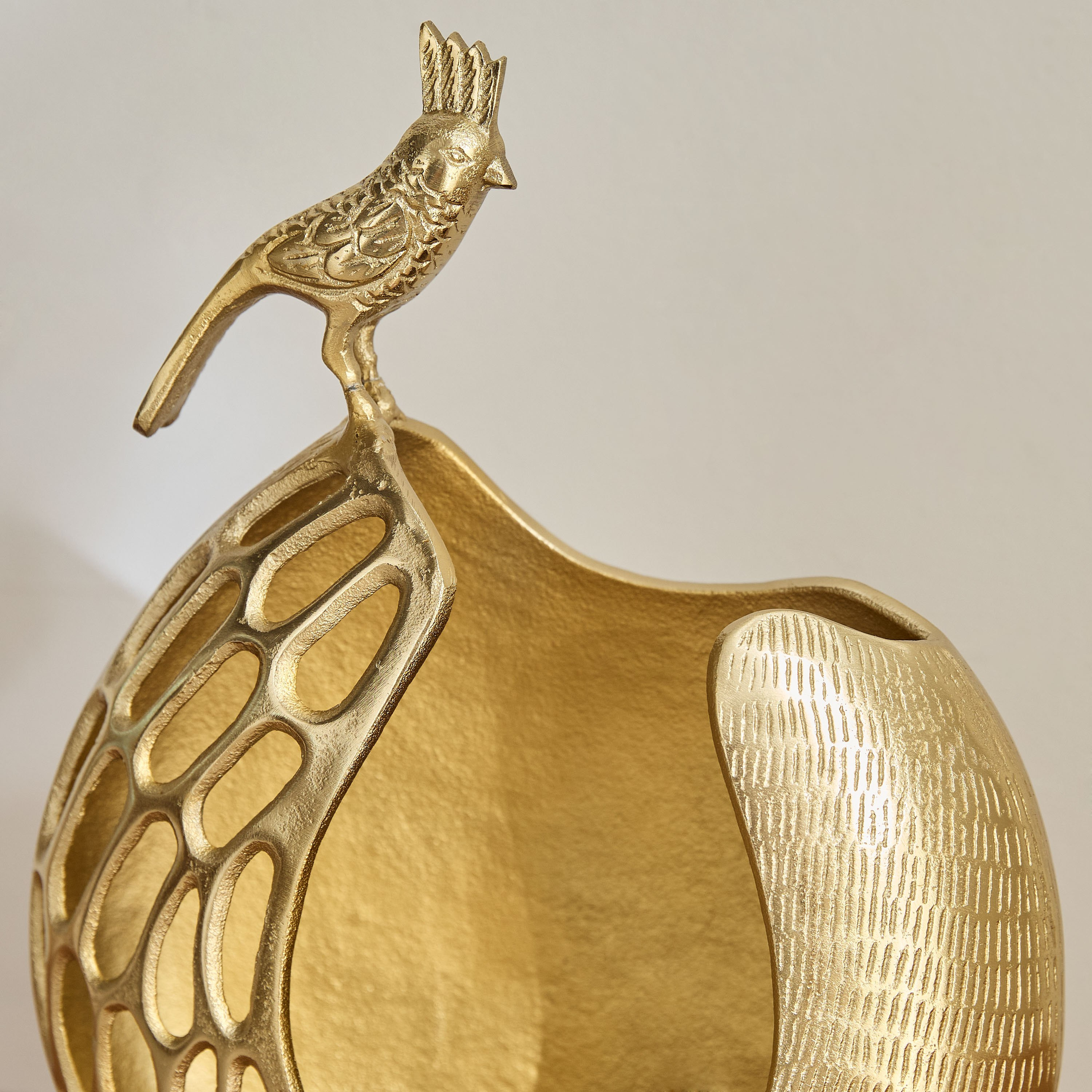 مزهرية من الألومنيوم بتصاميم مفرغة على شكل طائر من بوبين - 24×11×42 سم-hbxbedroom-decorandaccessories-vases-image-3