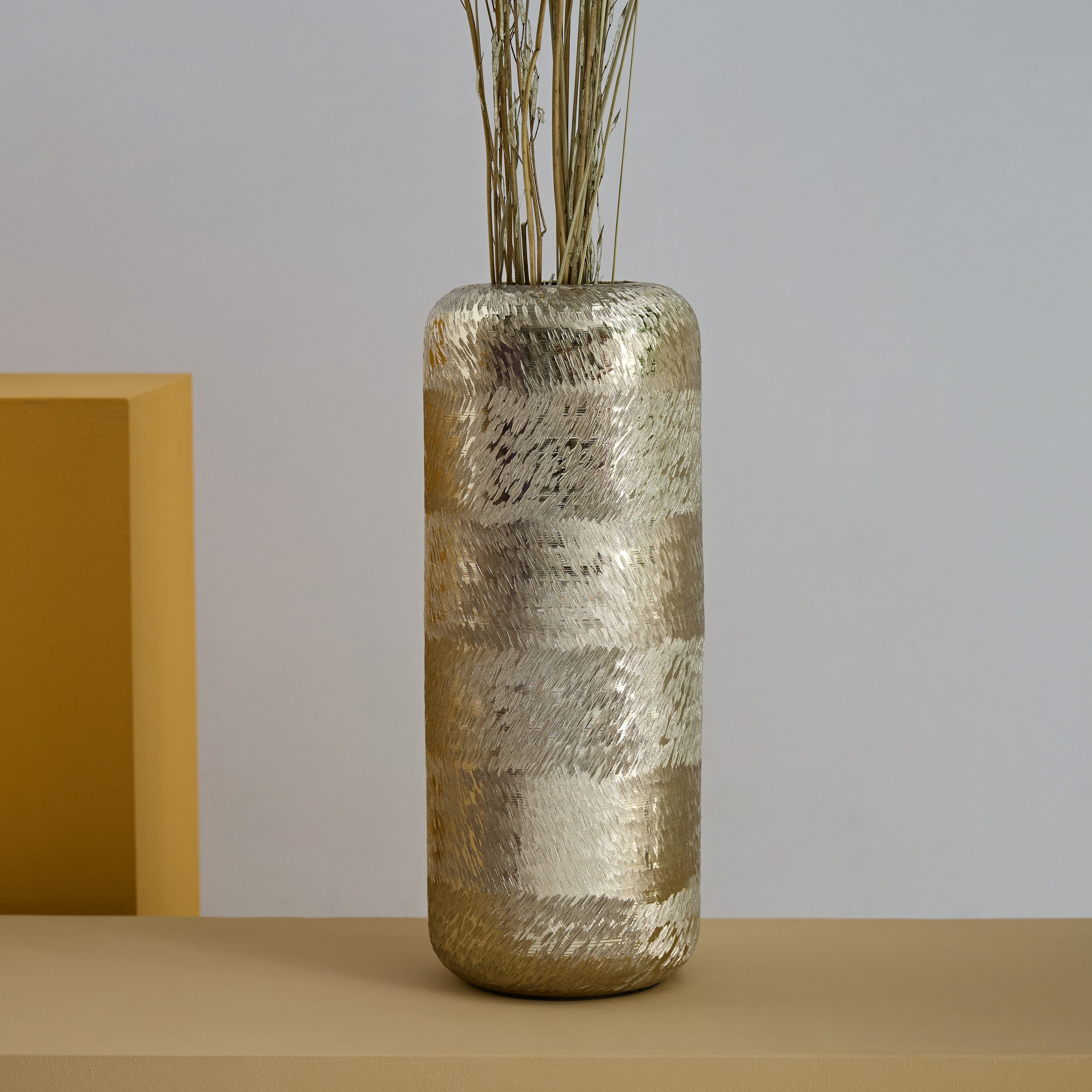 مزهرية ألومنيوم بارزة الملمس من كاتلين - 12×12×33 سم-hbxbedroom-decorandaccessories-vases-image-1