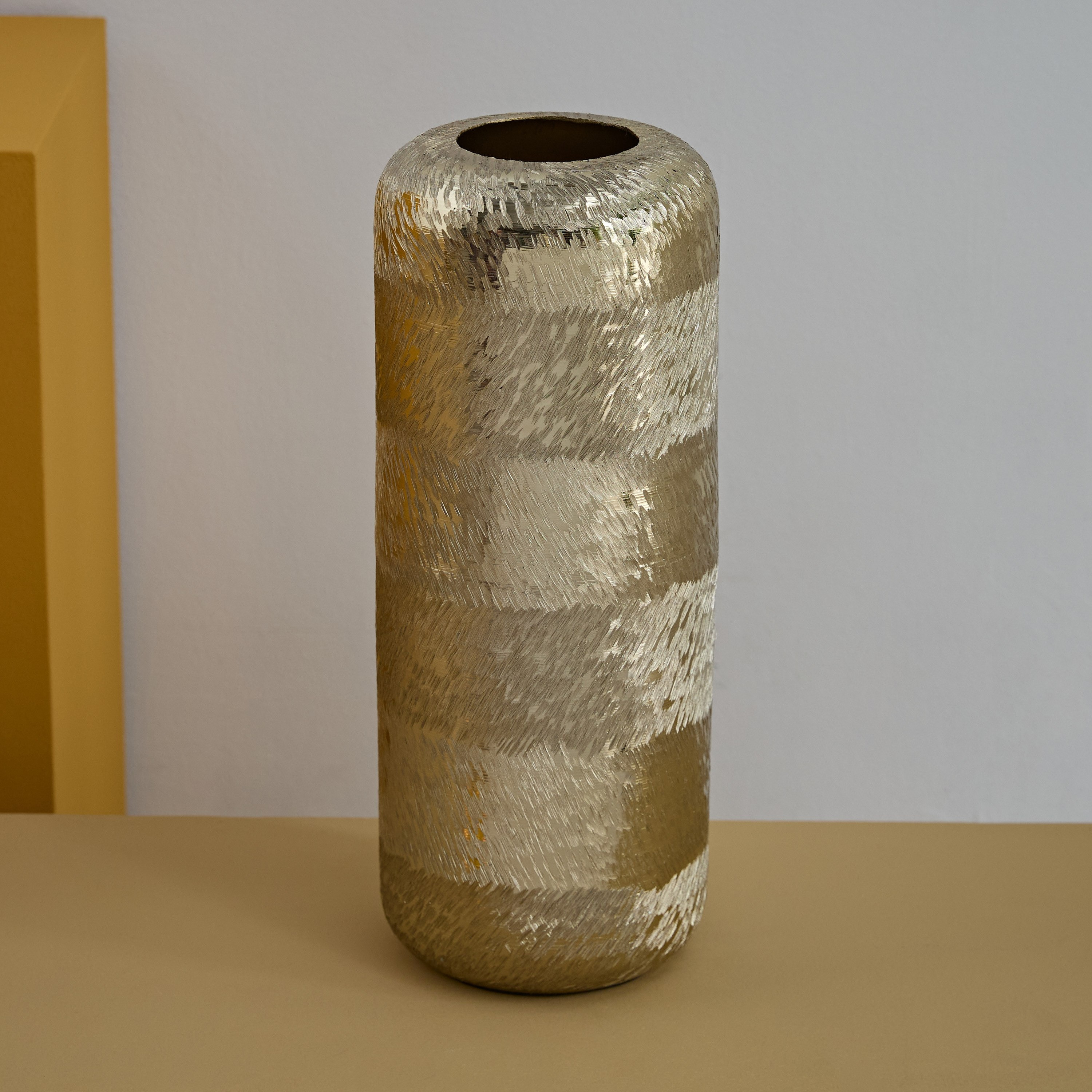 مزهرية ألومنيوم بارزة الملمس من كاتلين - 12×12×33 سم-hbxbedroom-decorandaccessories-vases-image-2