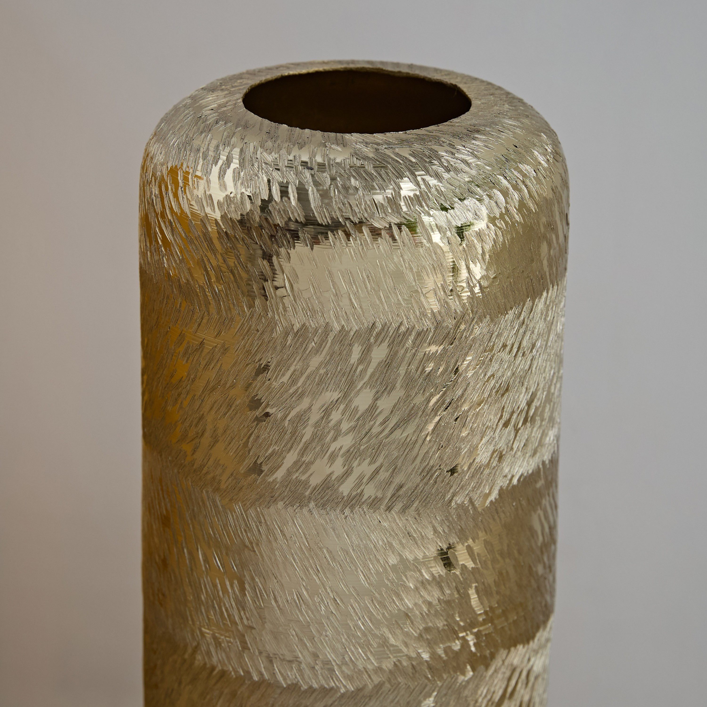 مزهرية ألومنيوم بارزة الملمس من كاتلين - 12×12×33 سم-hbxbedroom-decorandaccessories-vases-image-3