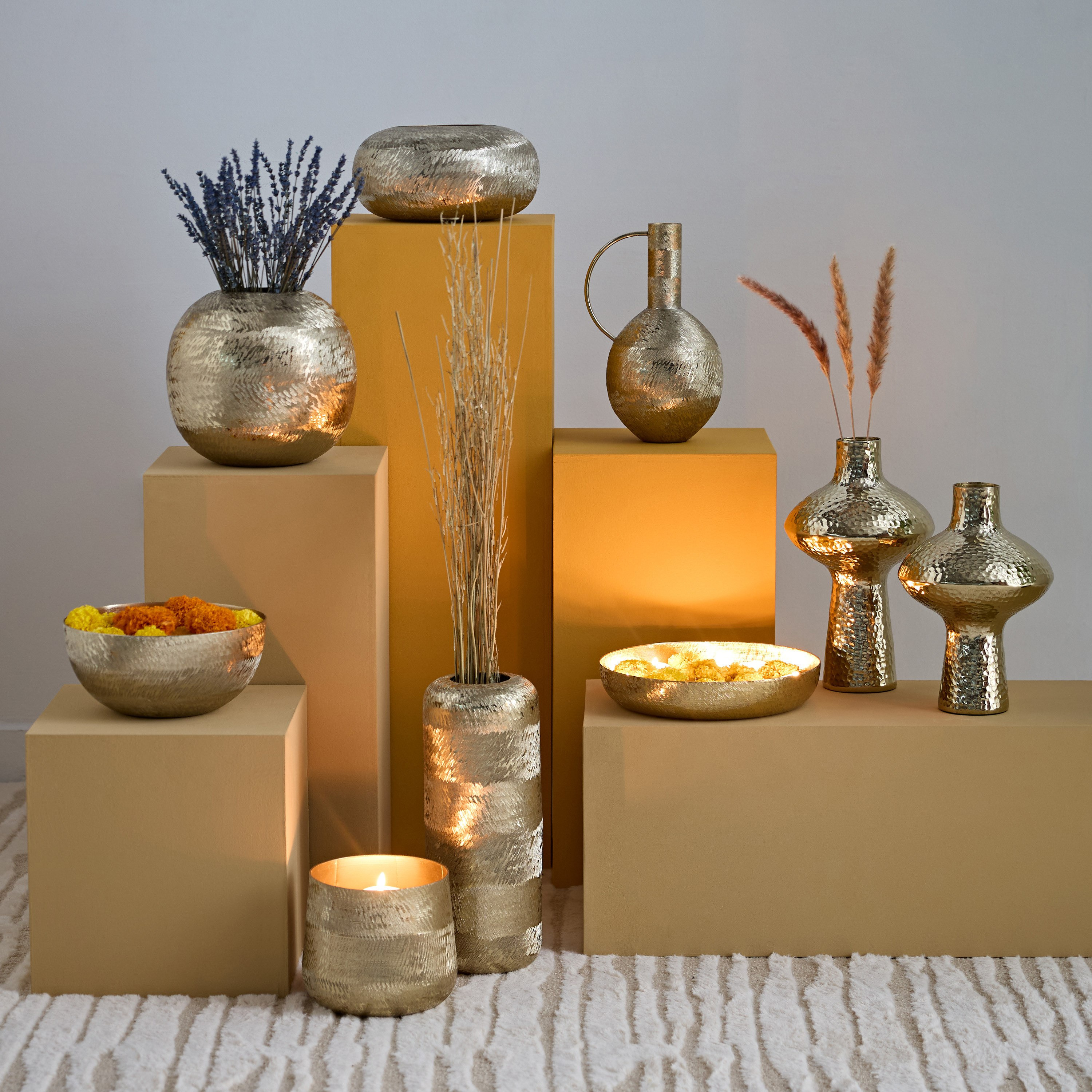 مزهرية ألومنيوم بارزة الملمس من كاتلين - 12×12×33 سم-hbxbedroom-decorandaccessories-vases-image-4