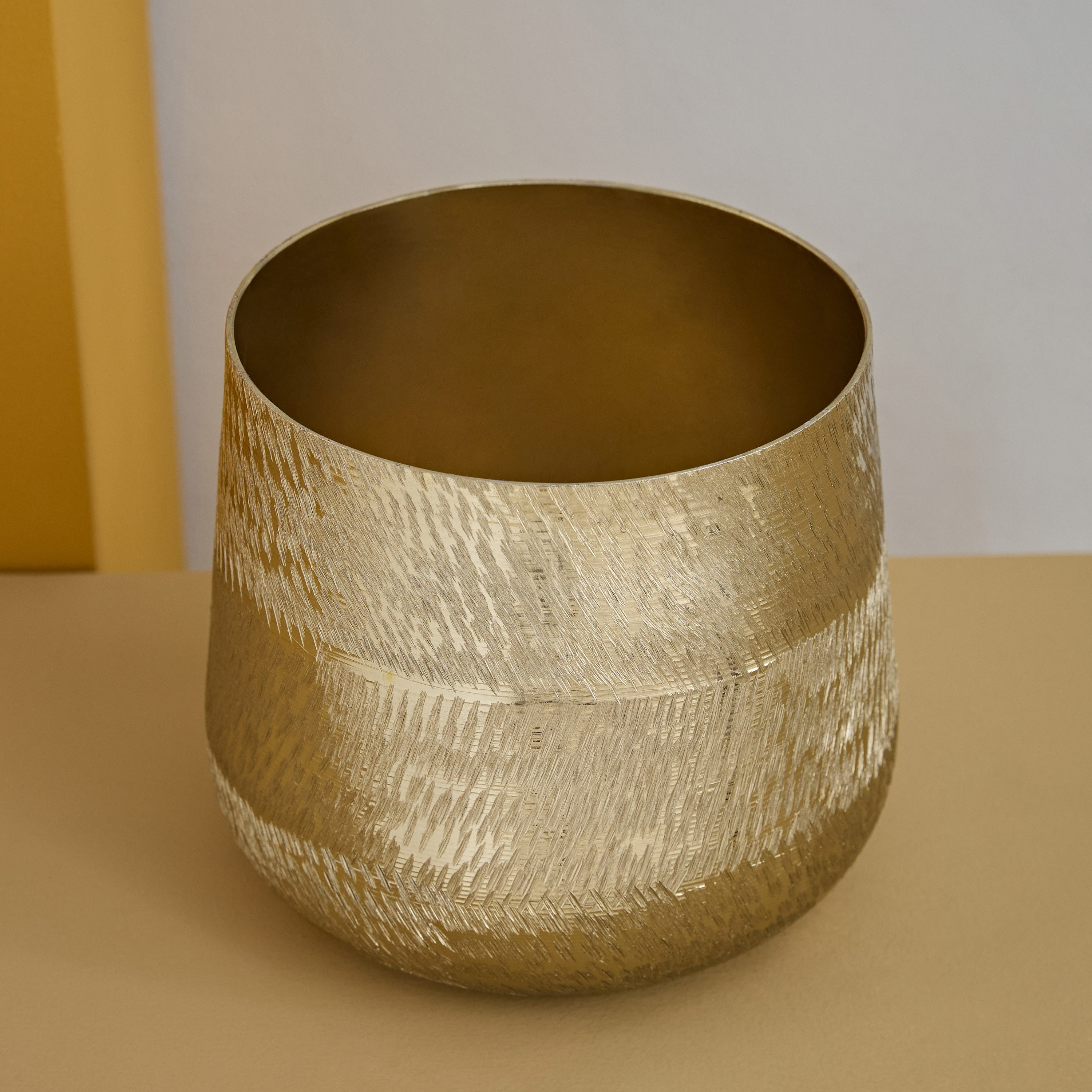 حامل شموع ألومنيوم بارز الملمس من كاتلين - 18×18×16 سم-hbxlivingroom-decorandaccessories-candleholders-image-1