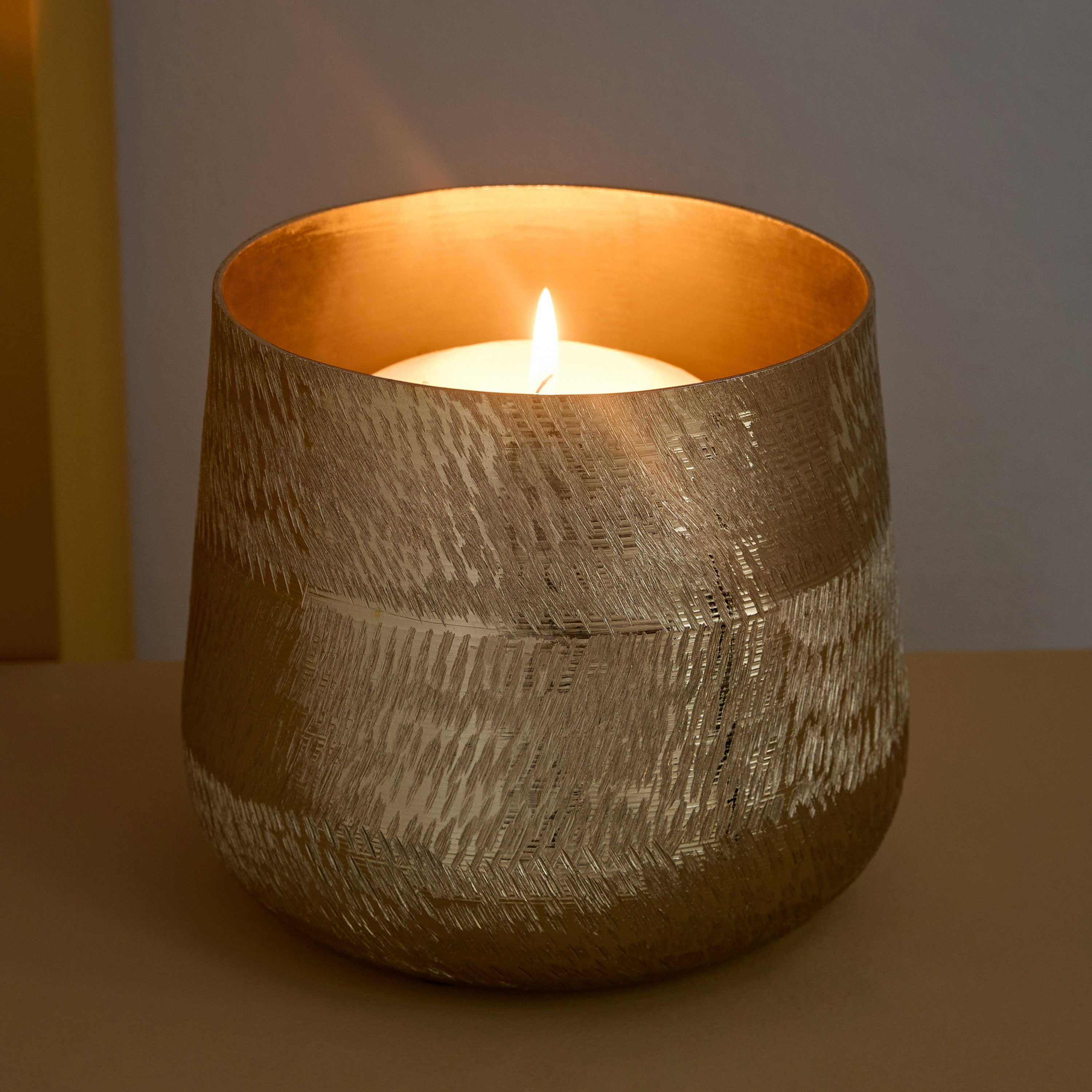 حامل شموع ألومنيوم بارز الملمس من كاتلين - 18×18×16 سم-hbxlivingroom-decorandaccessories-candleholders-image-2